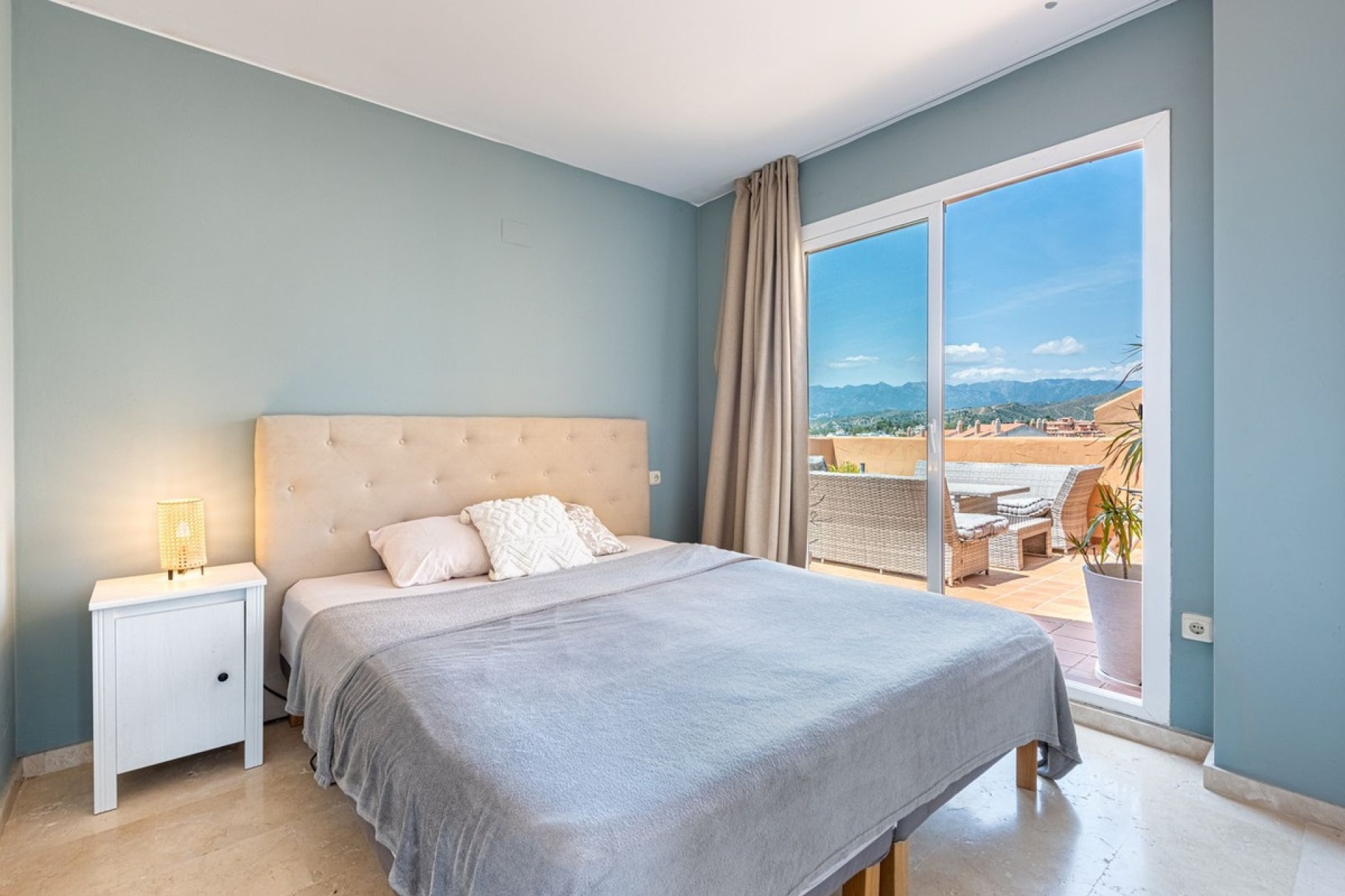 Resale - apartment - Marbella - Elviria