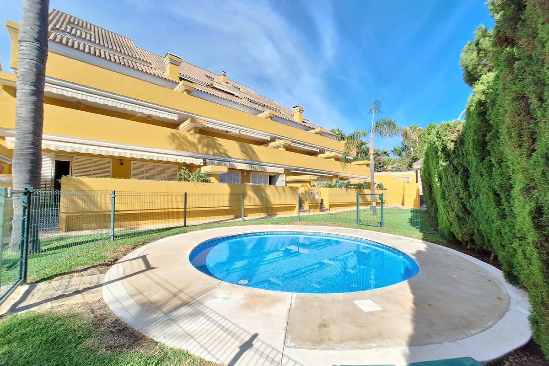 Resale - apartment - Marbella - Elviria