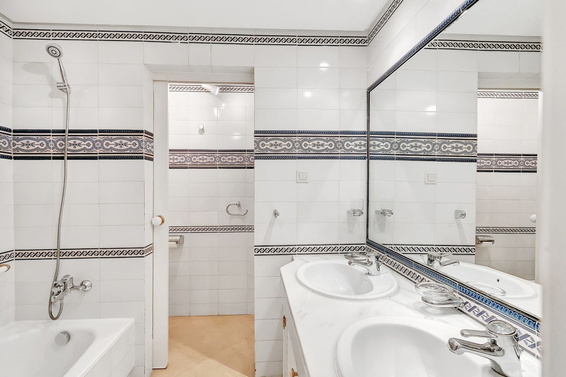 Resale - apartment - Marbella - Elviria