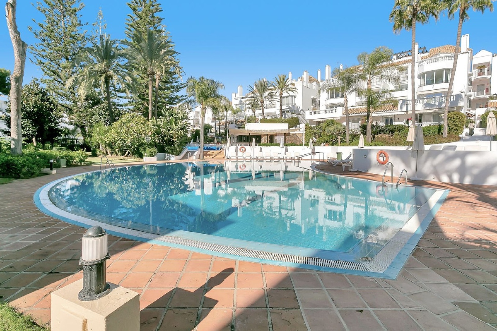 Resale - apartment - Marbella - Elviria