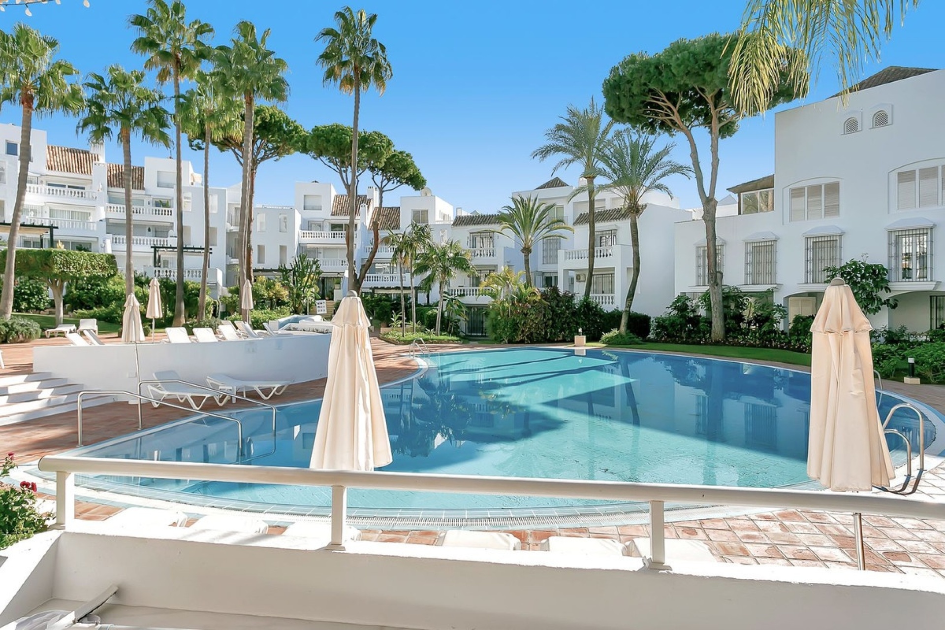 Resale - apartment - Marbella - Elviria