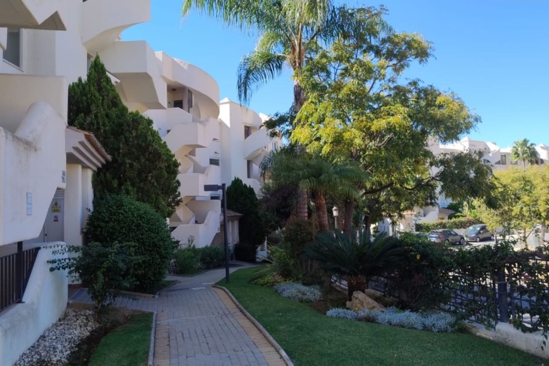 Resale - apartment - Marbella - Elviria