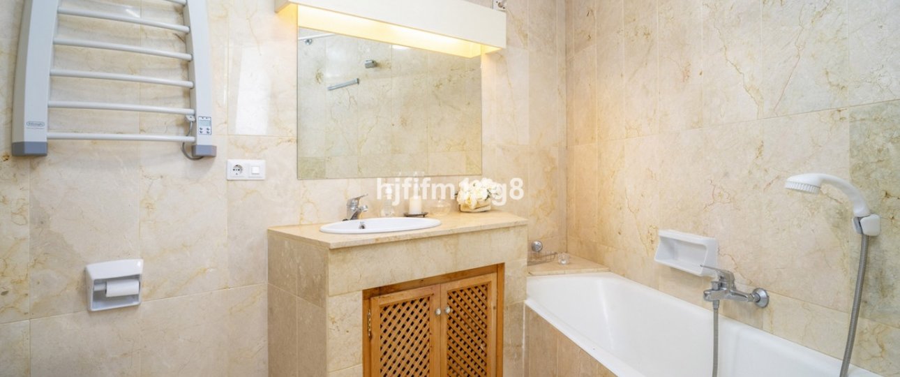 Resale - apartment - Marbella - Guadalmina Alta