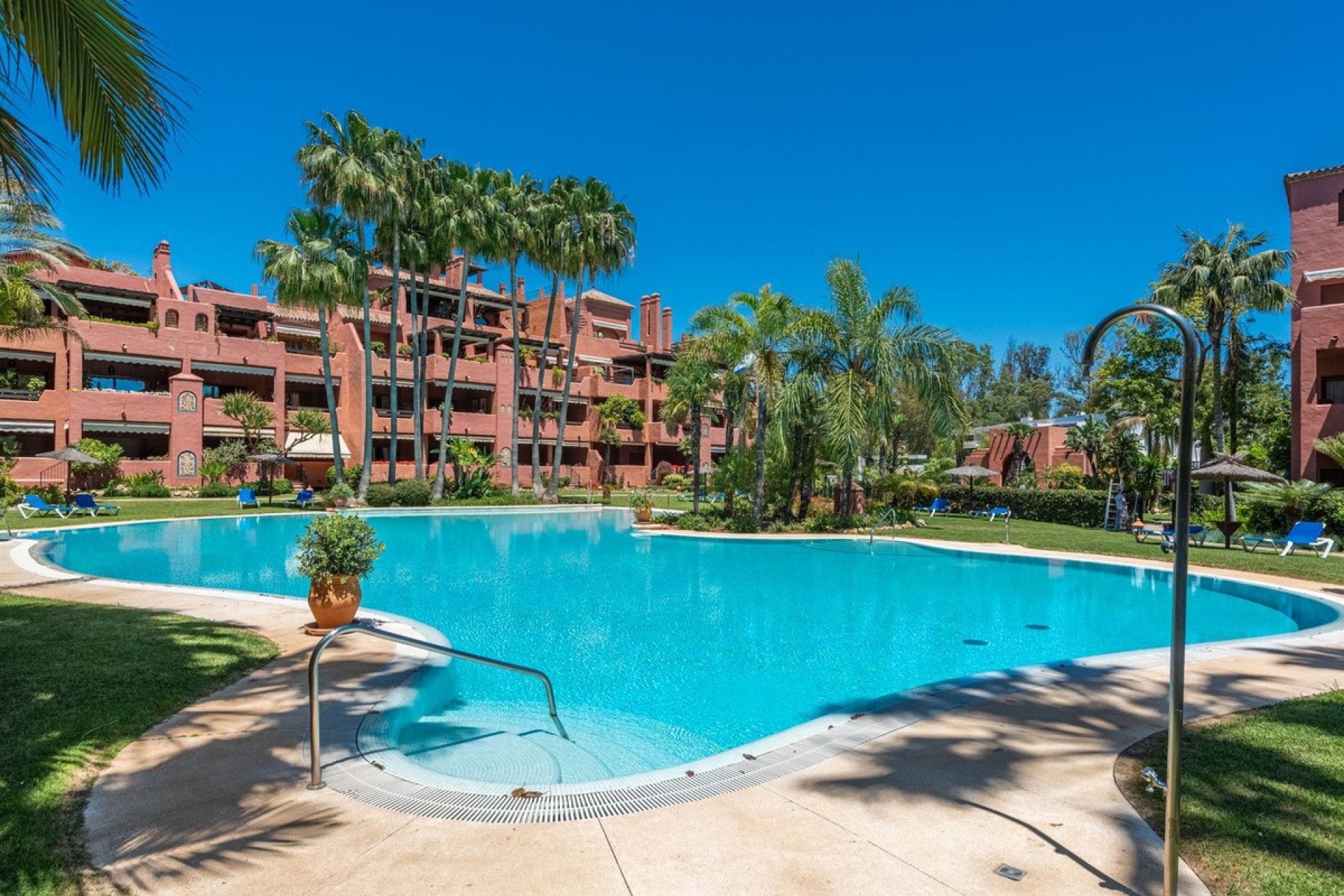 Resale - apartment - Marbella - Guadalmina Baja