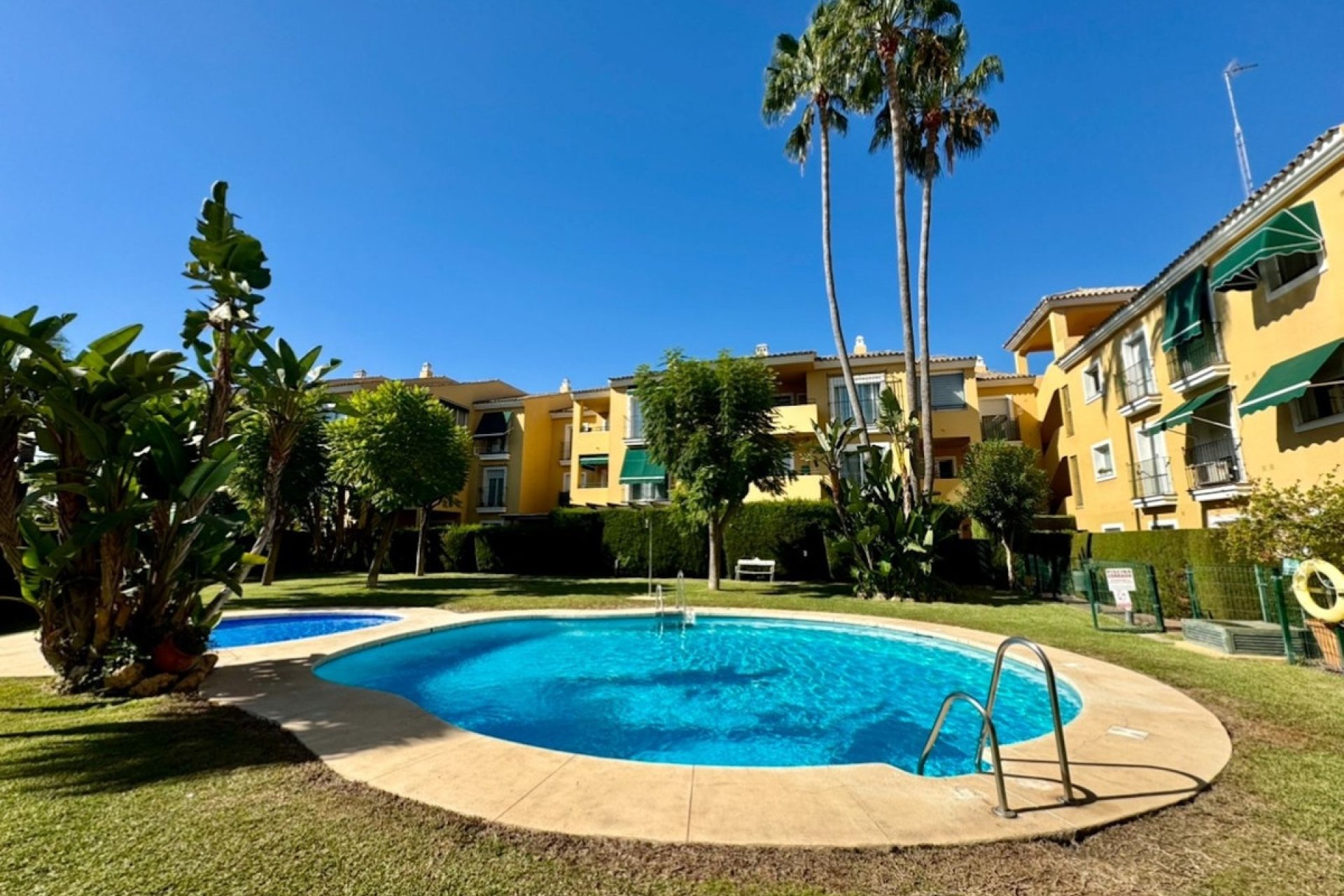 Resale - apartment - Marbella - Guadalmina Baja