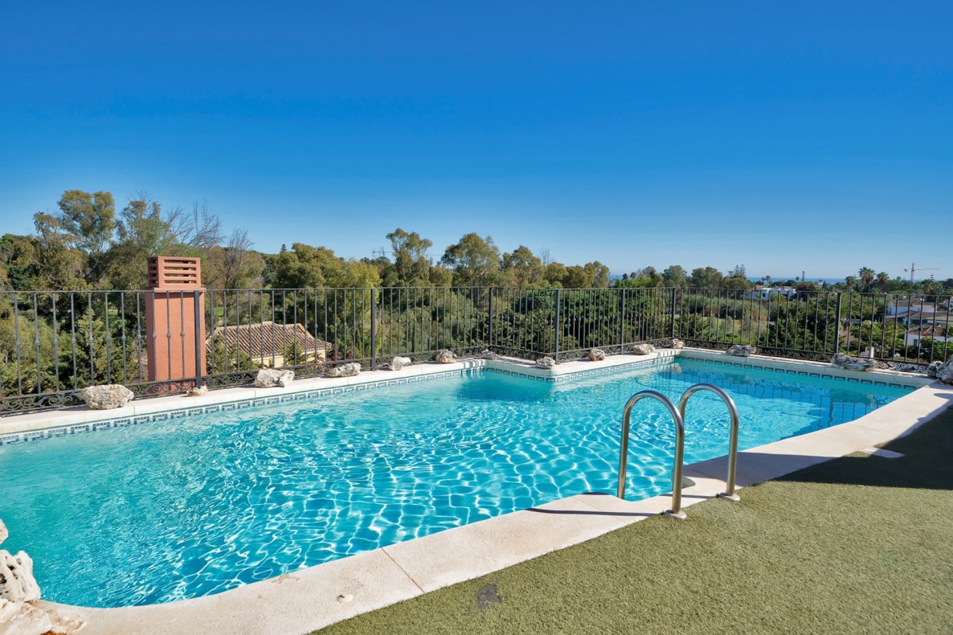 Resale - apartment - Marbella - Guadalmina Baja
