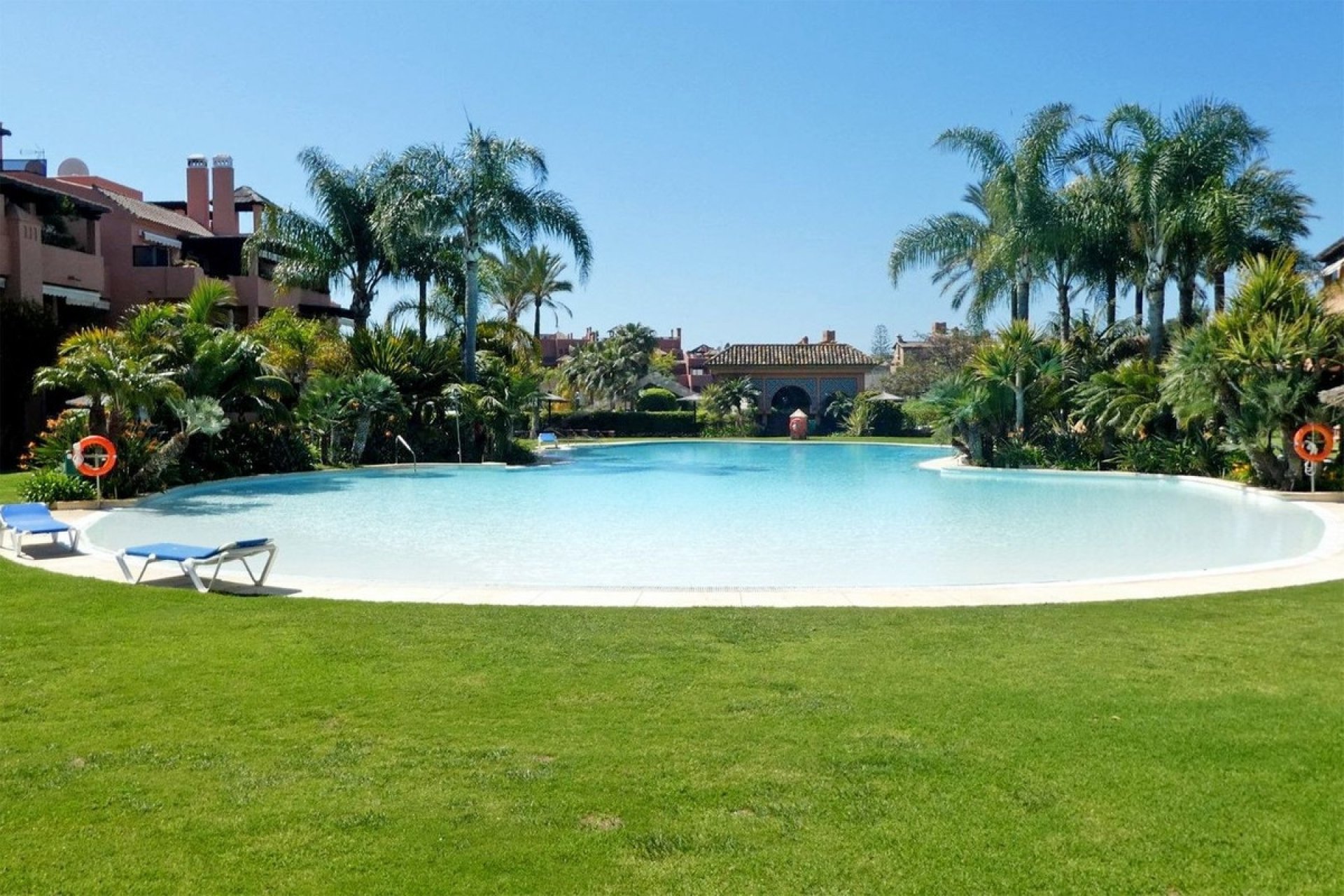 Resale - apartment - Marbella - Guadalmina Baja