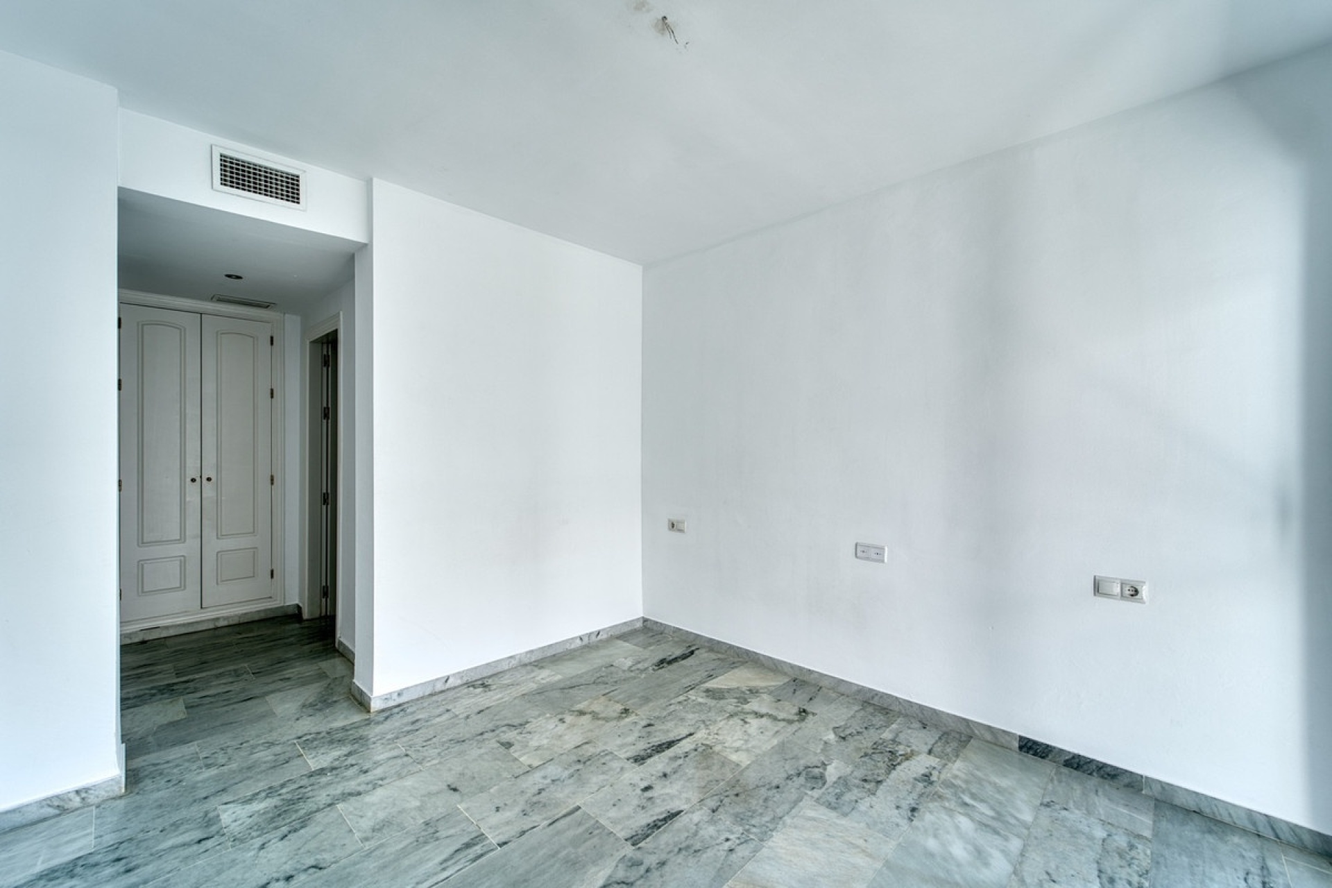 Resale - apartment - Marbella - Guadalmina Baja