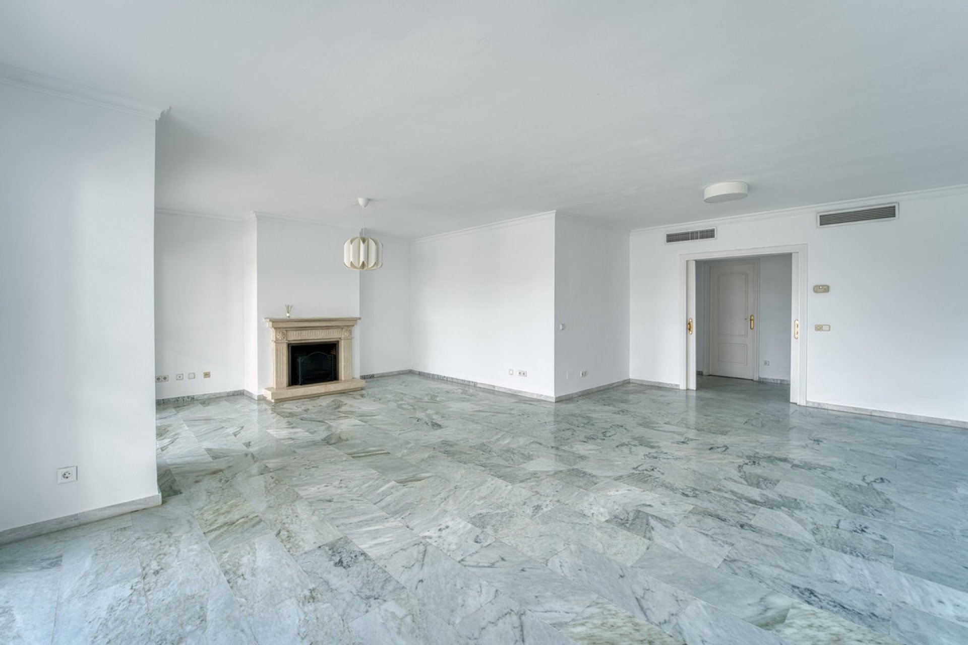 Resale - apartment - Marbella - Guadalmina Baja