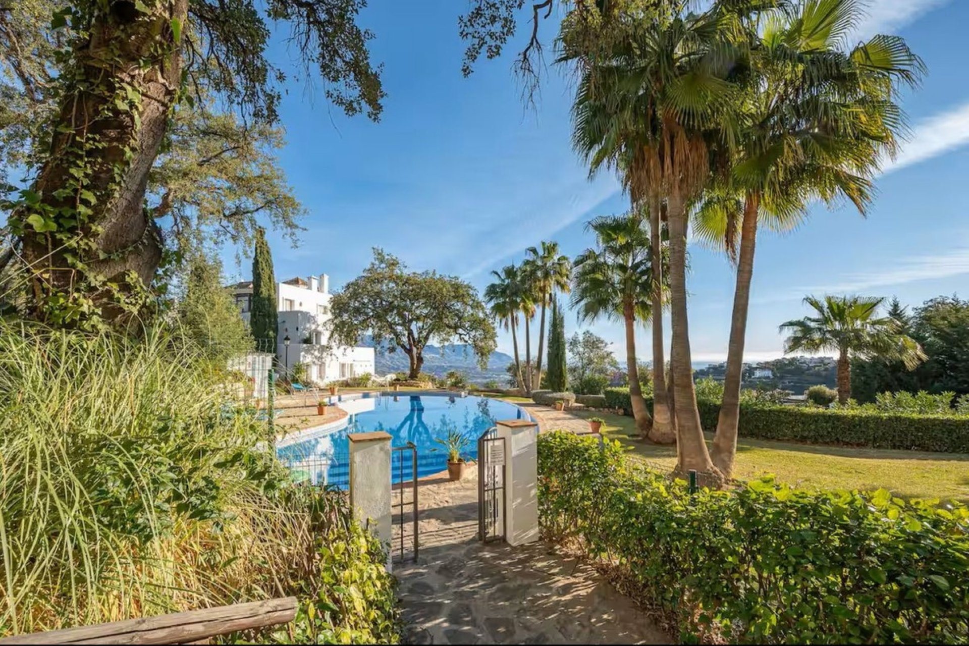 Resale - apartment - Marbella - La Mairena