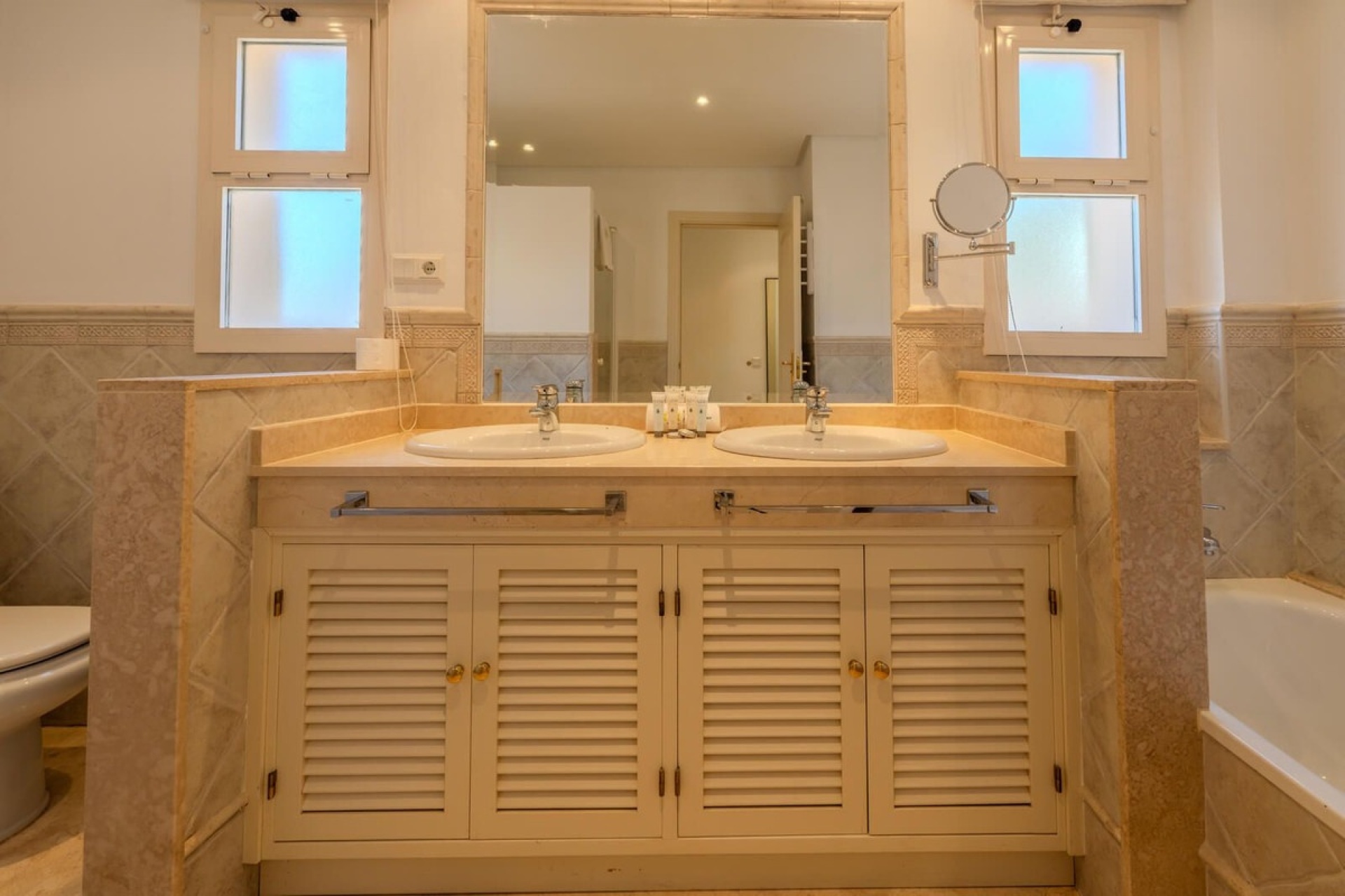Resale - apartment - Marbella - La Mairena