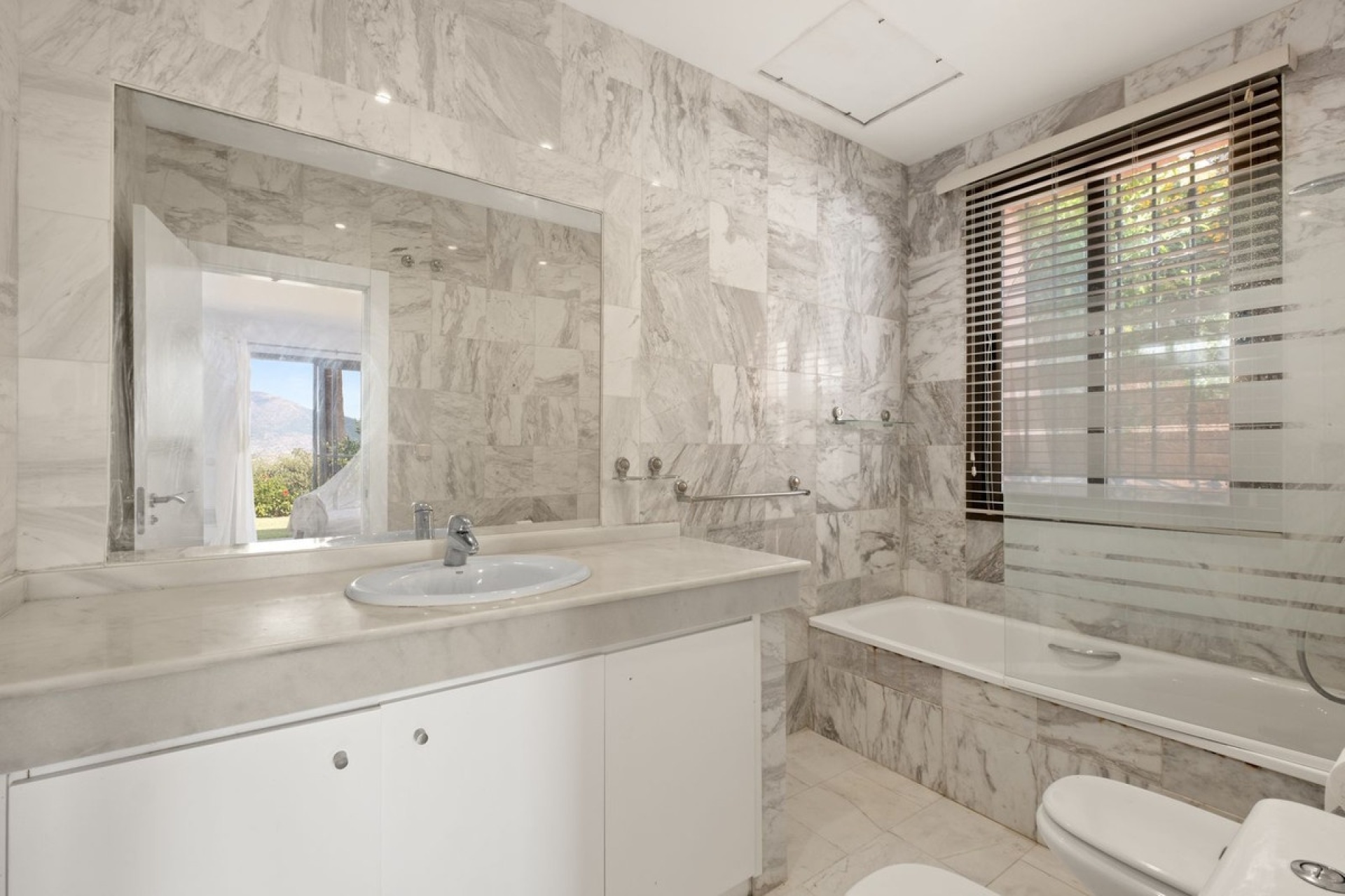 Resale - apartment - Marbella - La Mairena