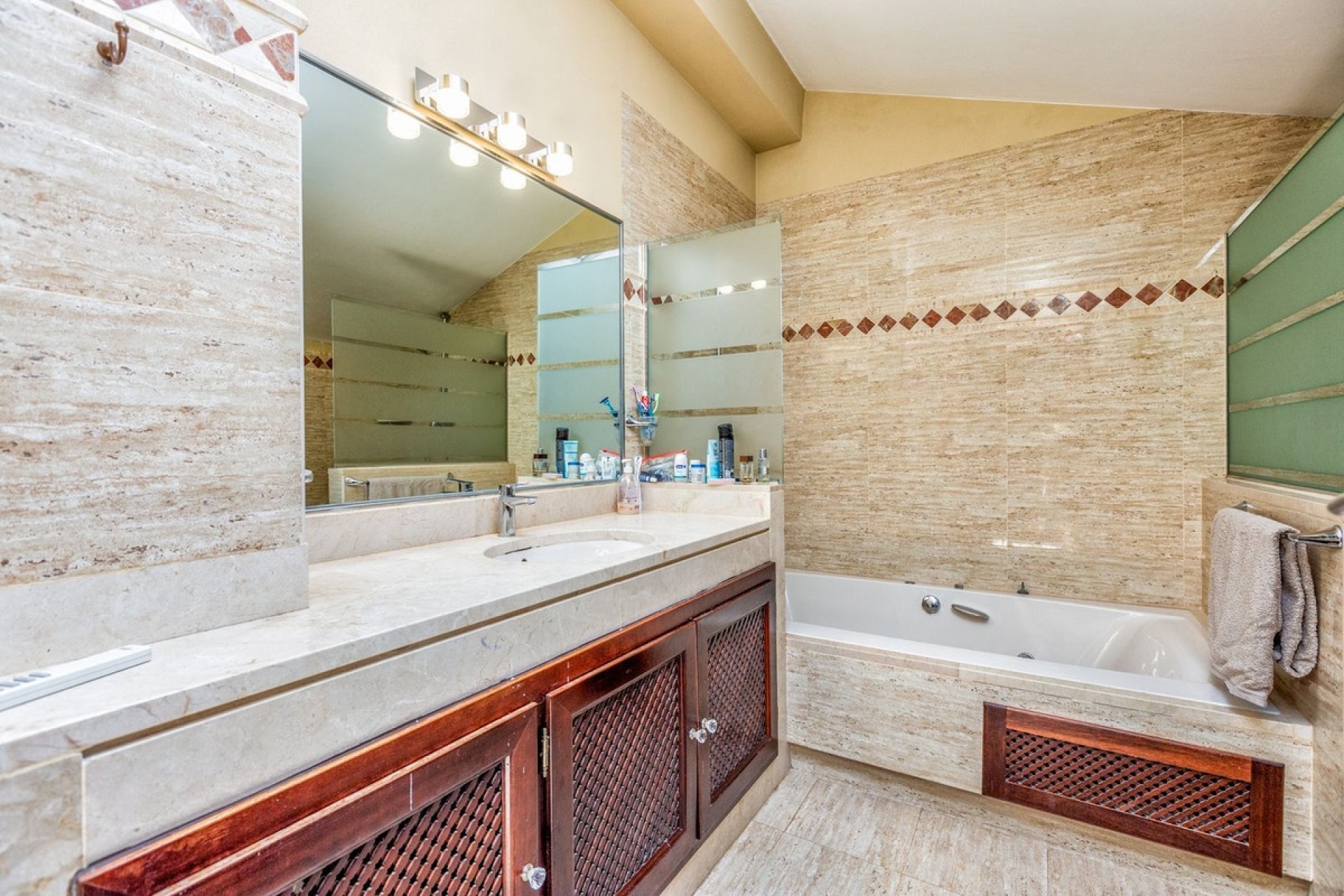 Resale - apartment - Marbella - La Mairena