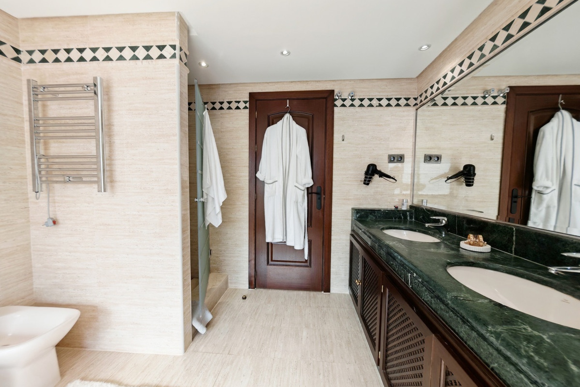 Resale - apartment - Marbella - La Mairena
