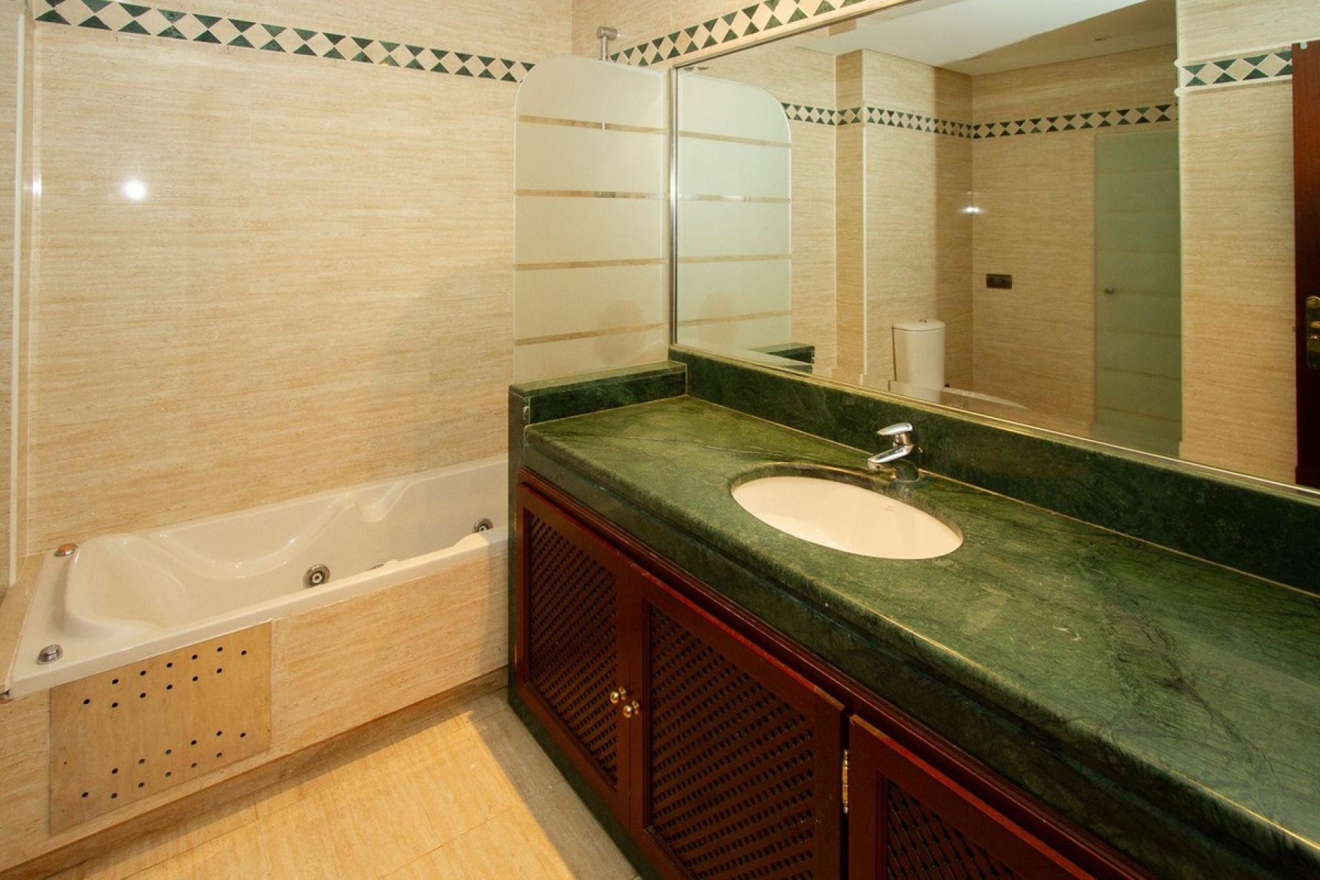 Resale - apartment - Marbella - La Mairena