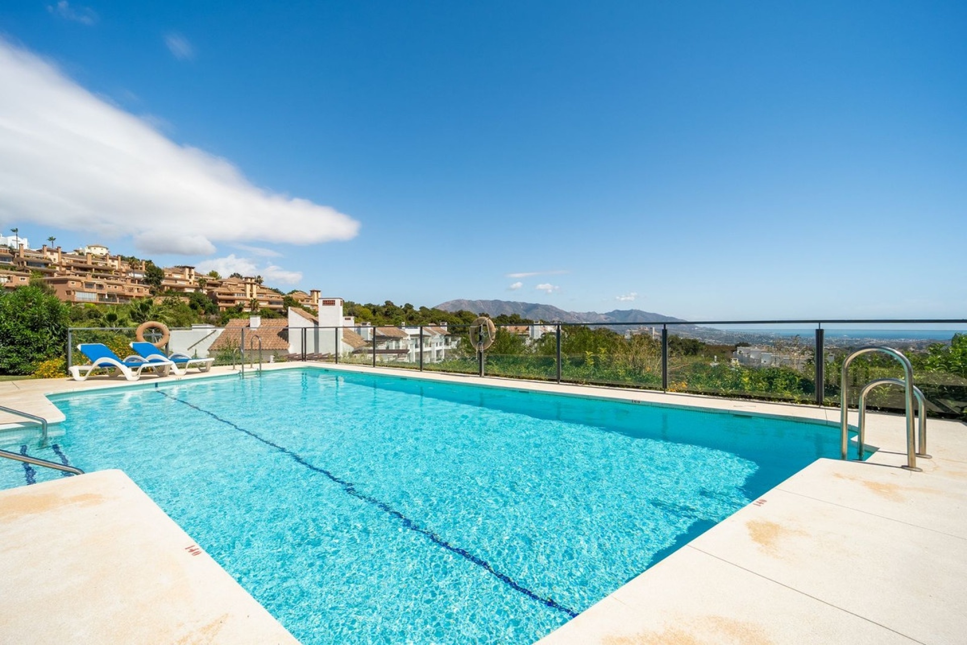 Resale - apartment - Marbella - La Mairena