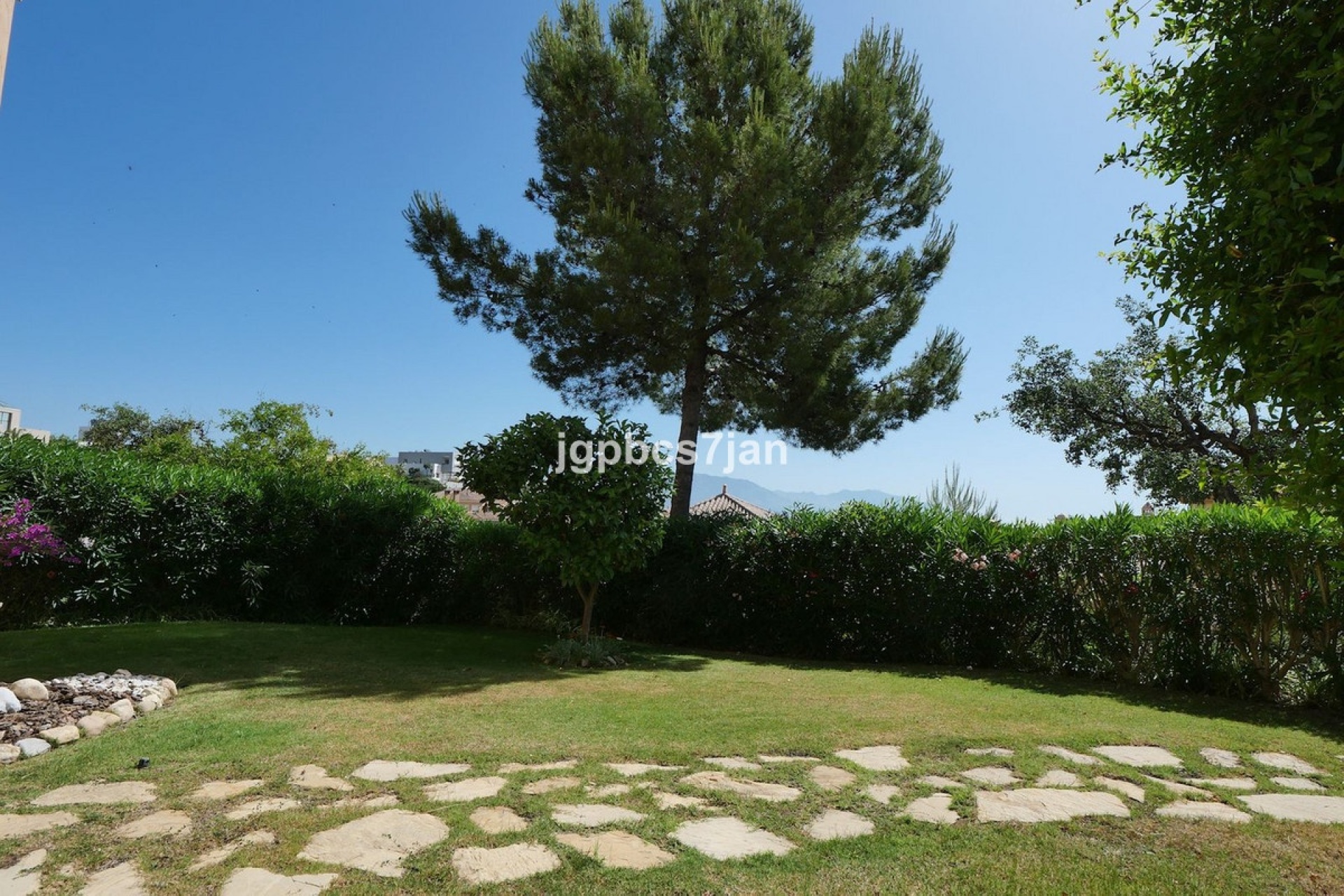 Resale - apartment - Marbella - La Mairena