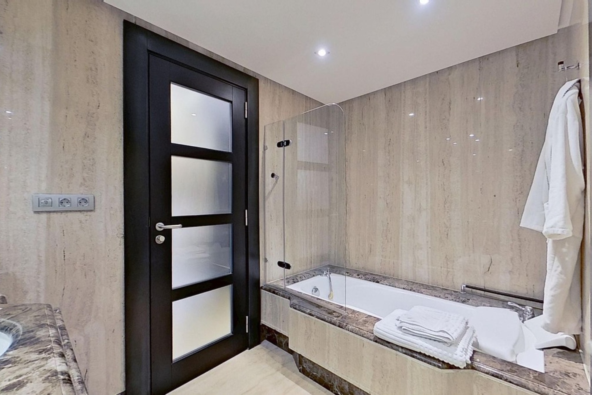 Resale - apartment - Marbella - Los Monteros