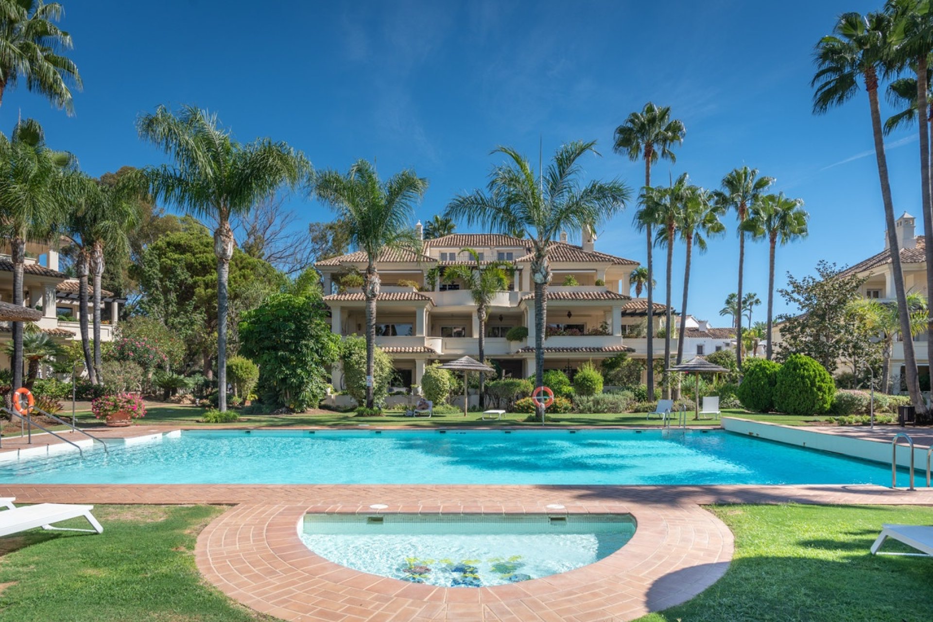 Resale - apartment - Marbella - Nueva Andalucía