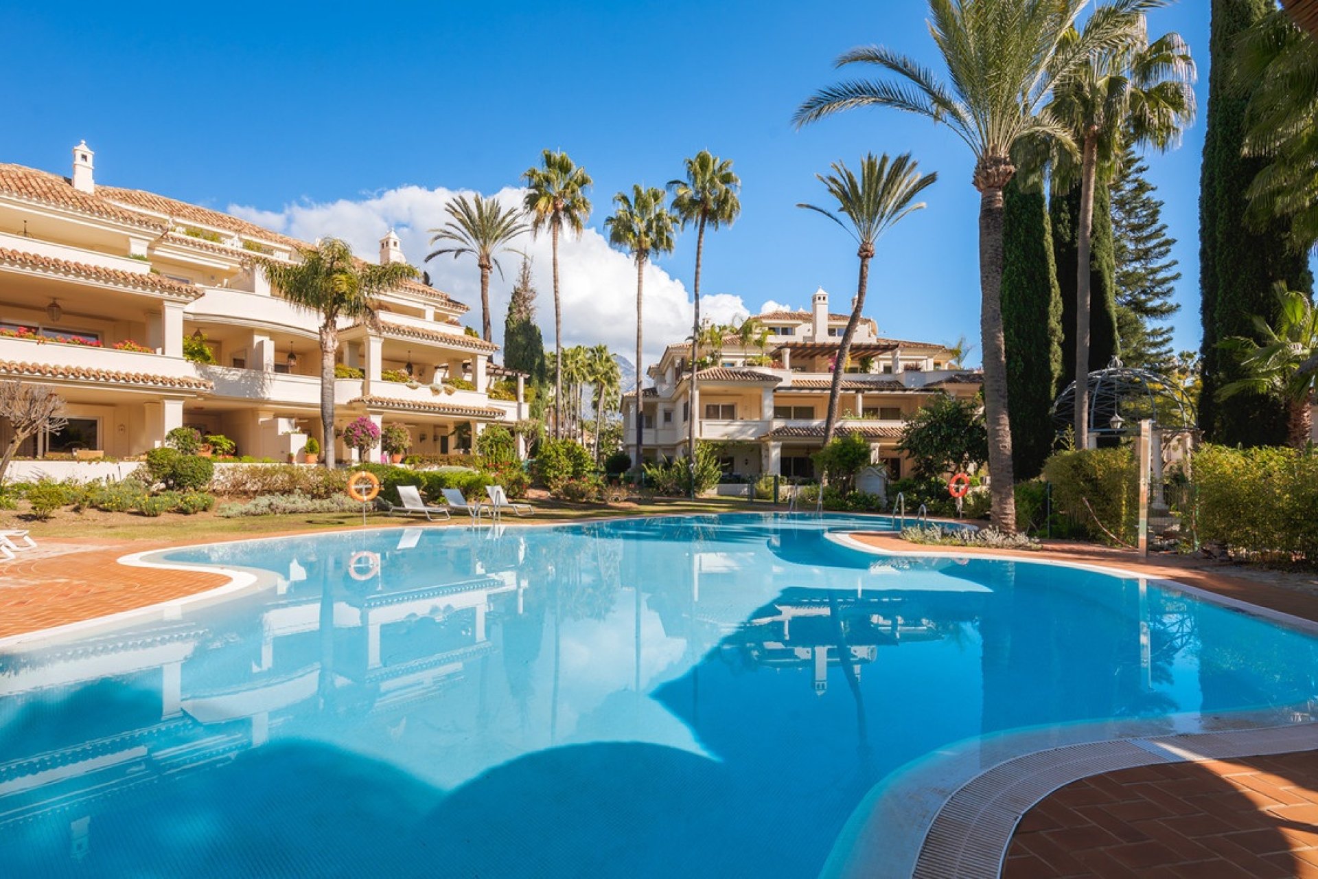 Resale - apartment - Marbella - Nueva Andalucía