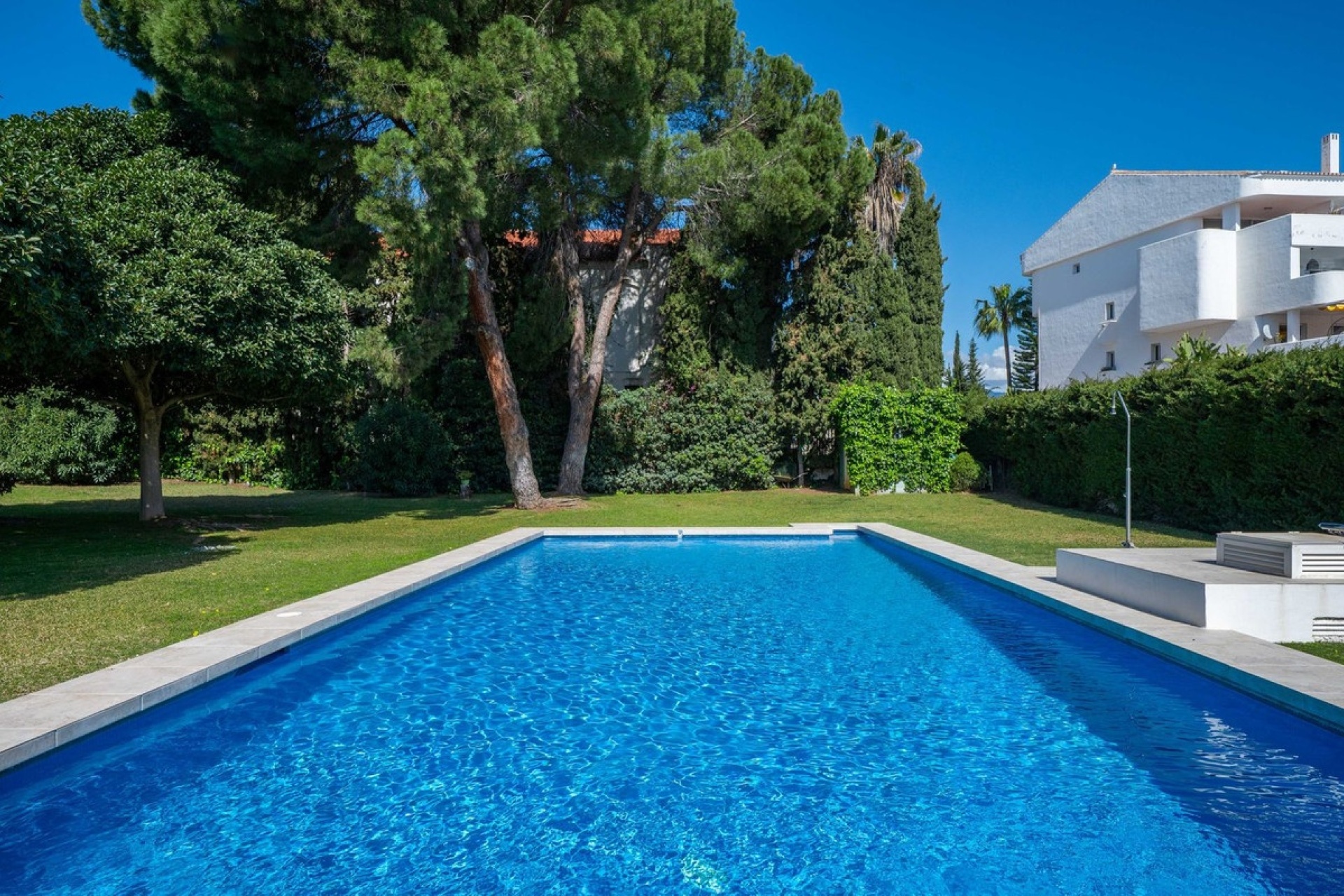 Resale - apartment - Marbella - Nueva Andalucía