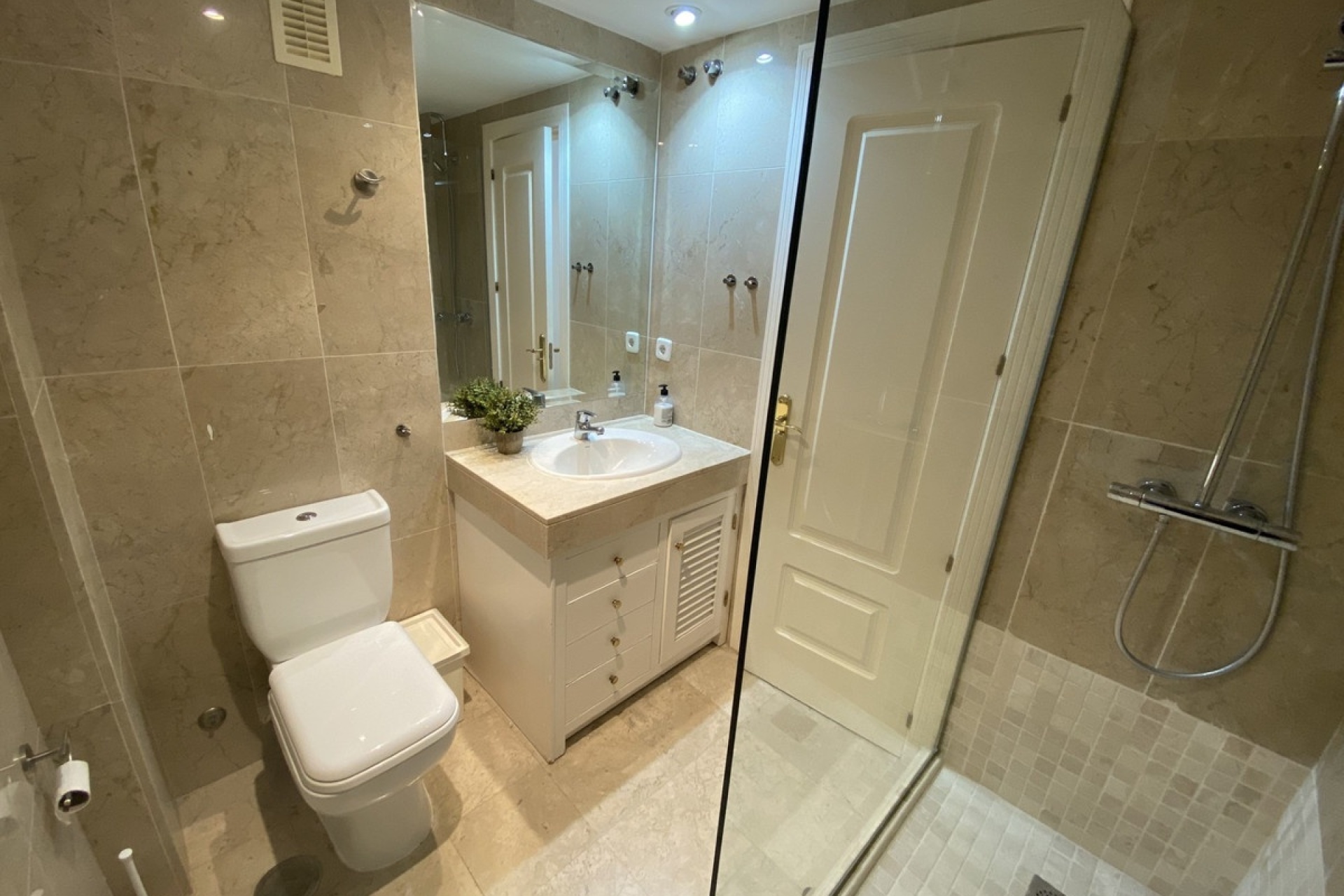 Resale - apartment - Marbella - Nueva Andalucía