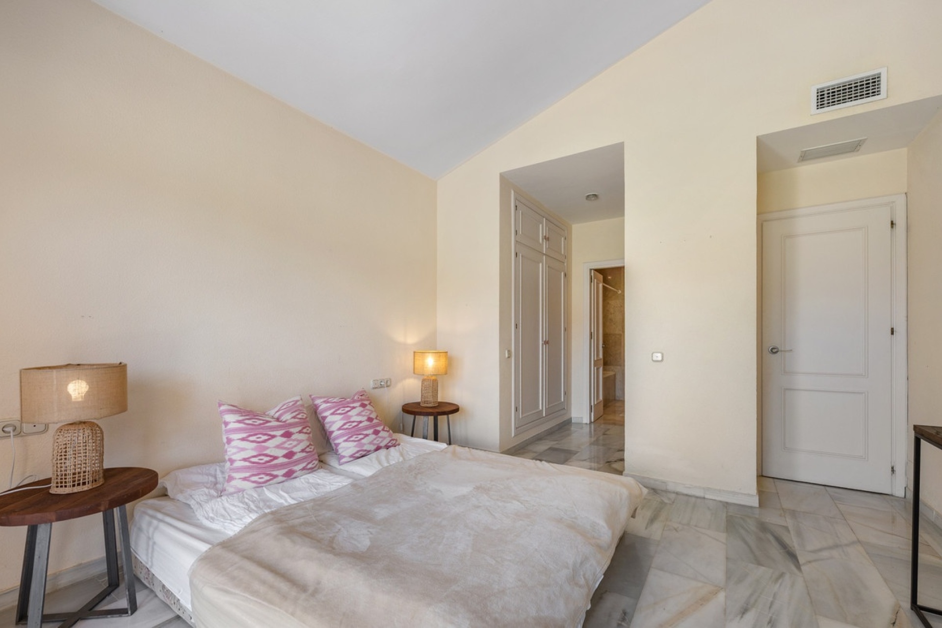 Resale - apartment - Marbella - Nueva Andalucía