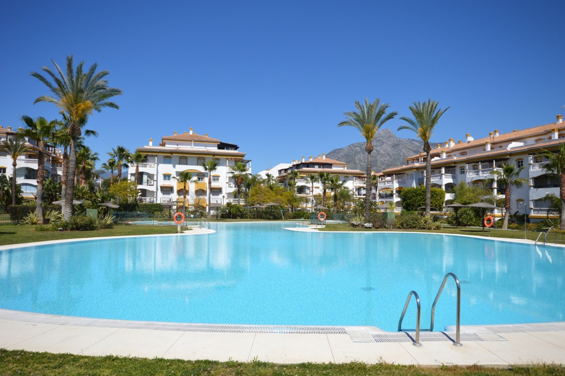 Resale - apartment - Marbella - Nueva Andalucía