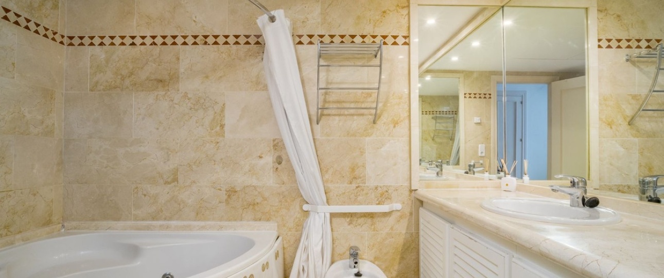 Resale - apartment - Marbella - Nueva Andalucía