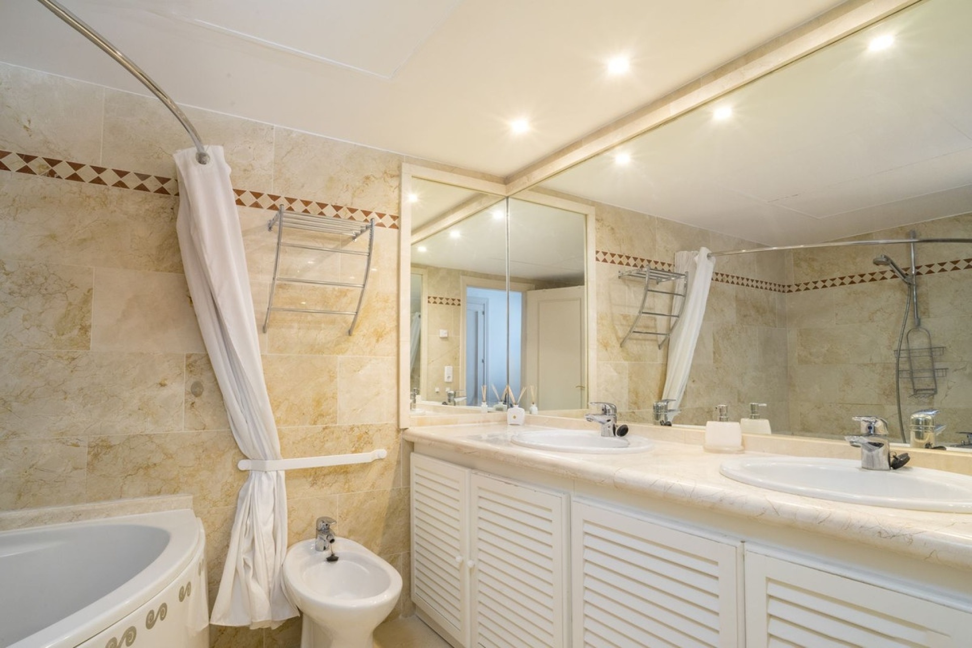 Resale - apartment - Marbella - Nueva Andalucía