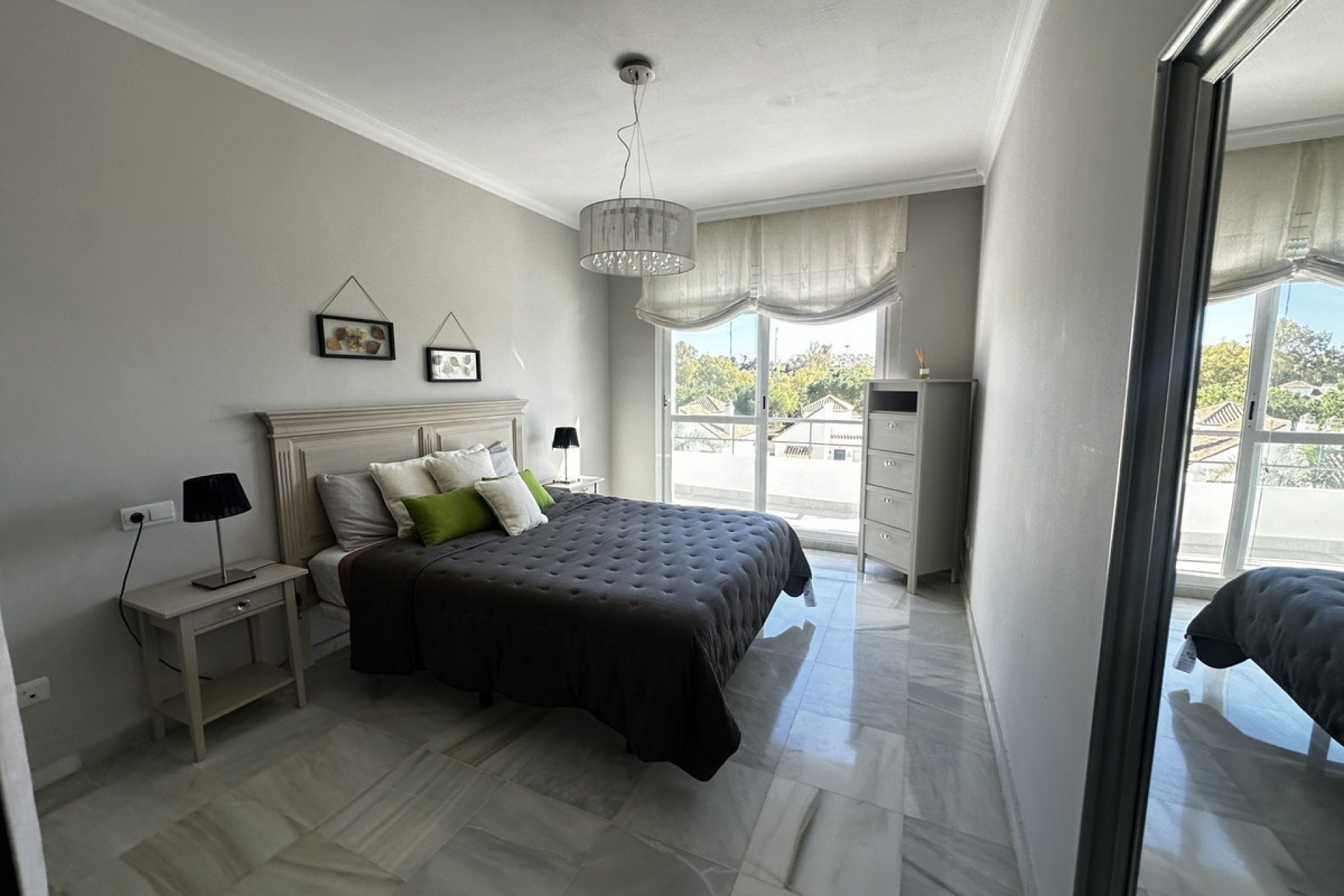 Resale - apartment - Marbella - Nueva Andalucía