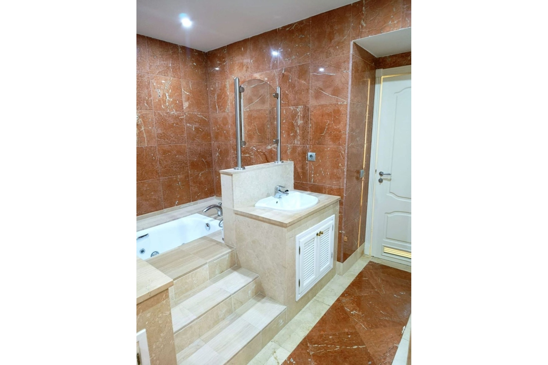 Resale - apartment - Marbella - Nueva Andalucía
