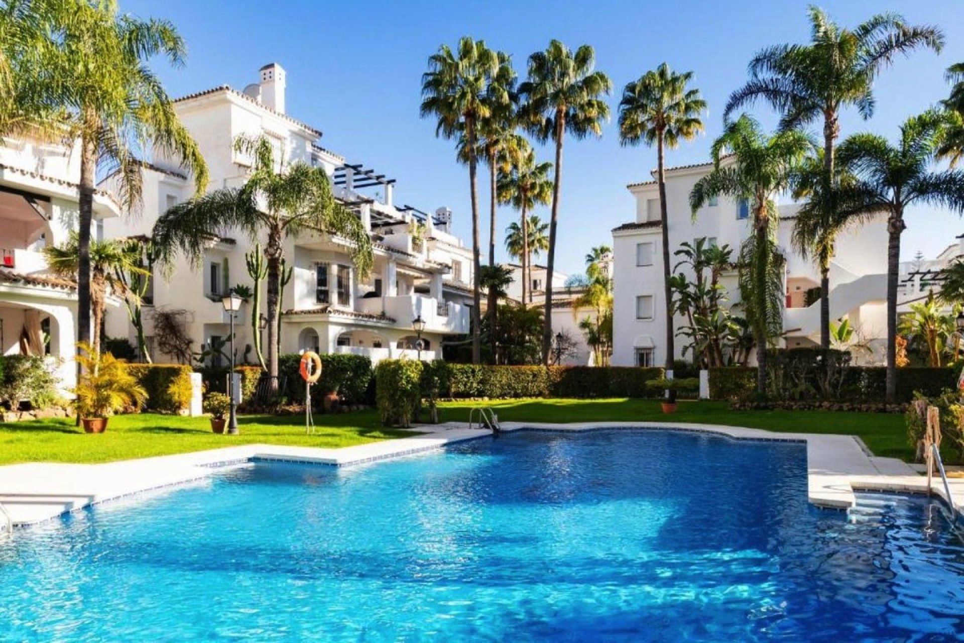 Resale - apartment - Marbella - Nueva Andalucía