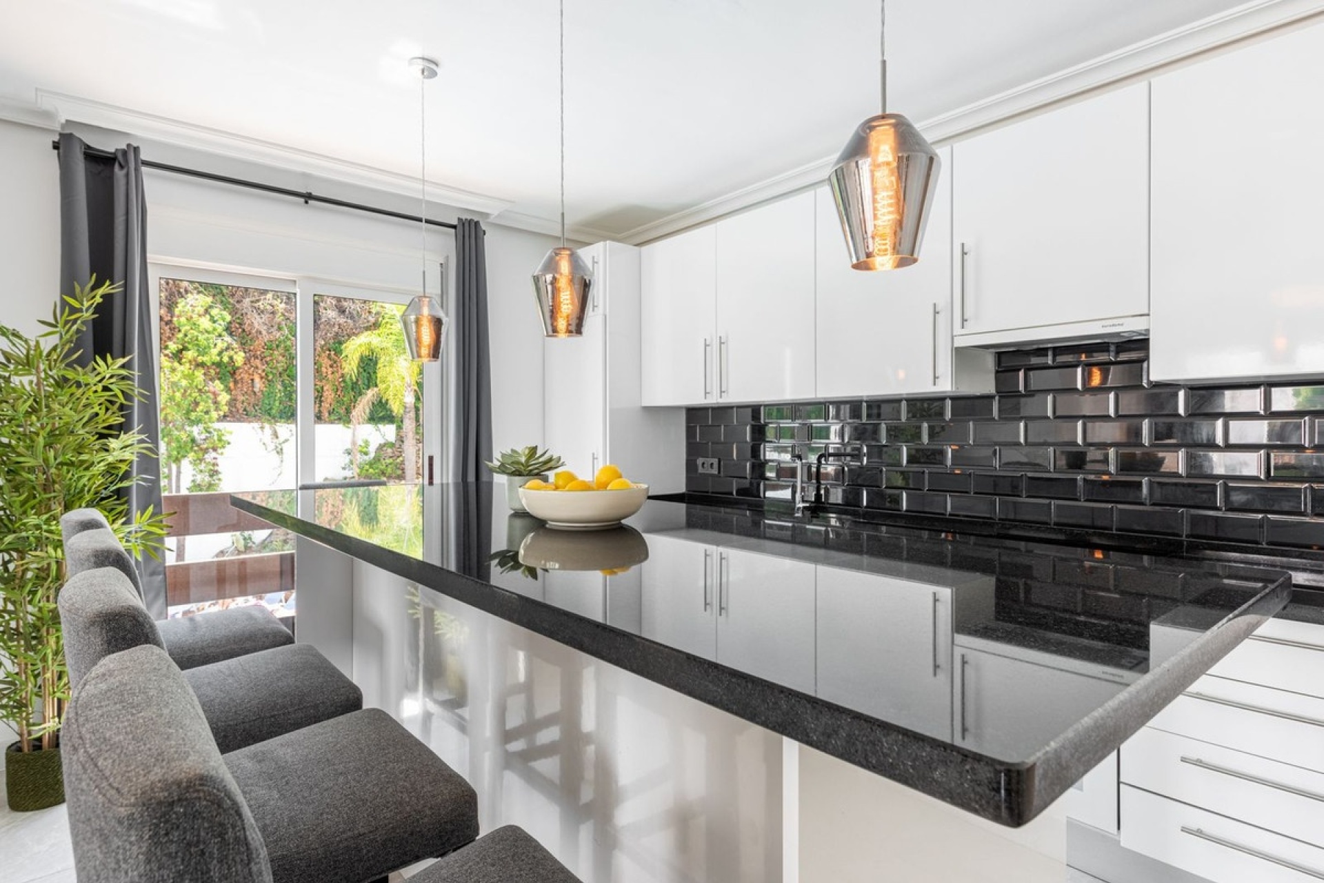 Resale - apartment - Marbella - Nueva Andalucía