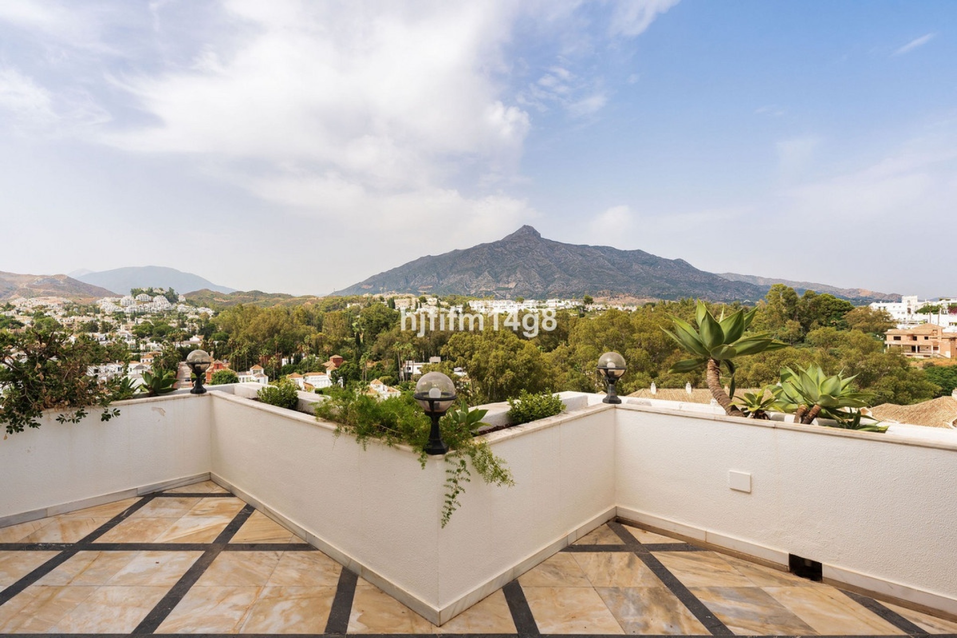 Resale - apartment - Marbella - Nueva Andalucía