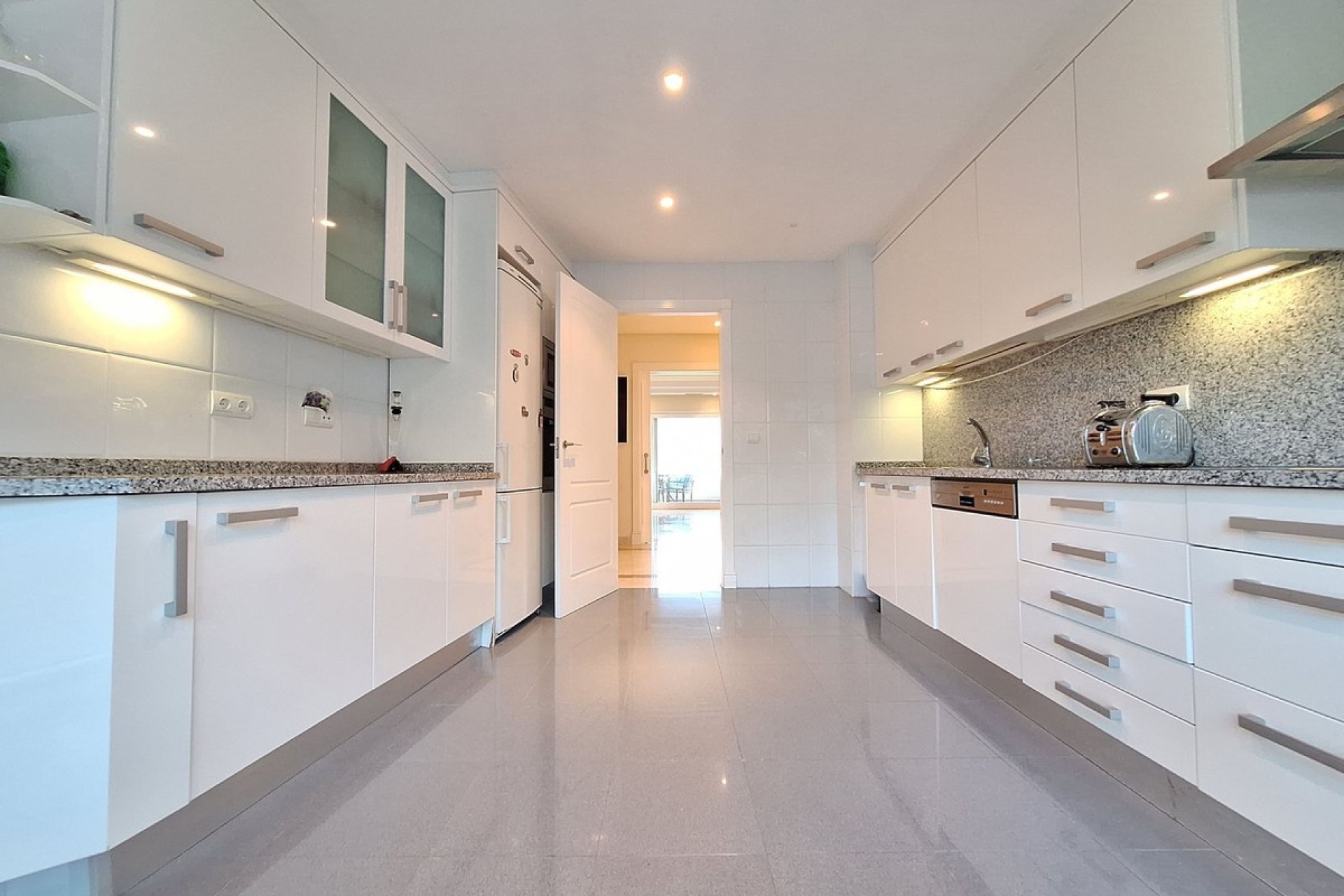 Resale - apartment - Marbella - Nueva Andalucía