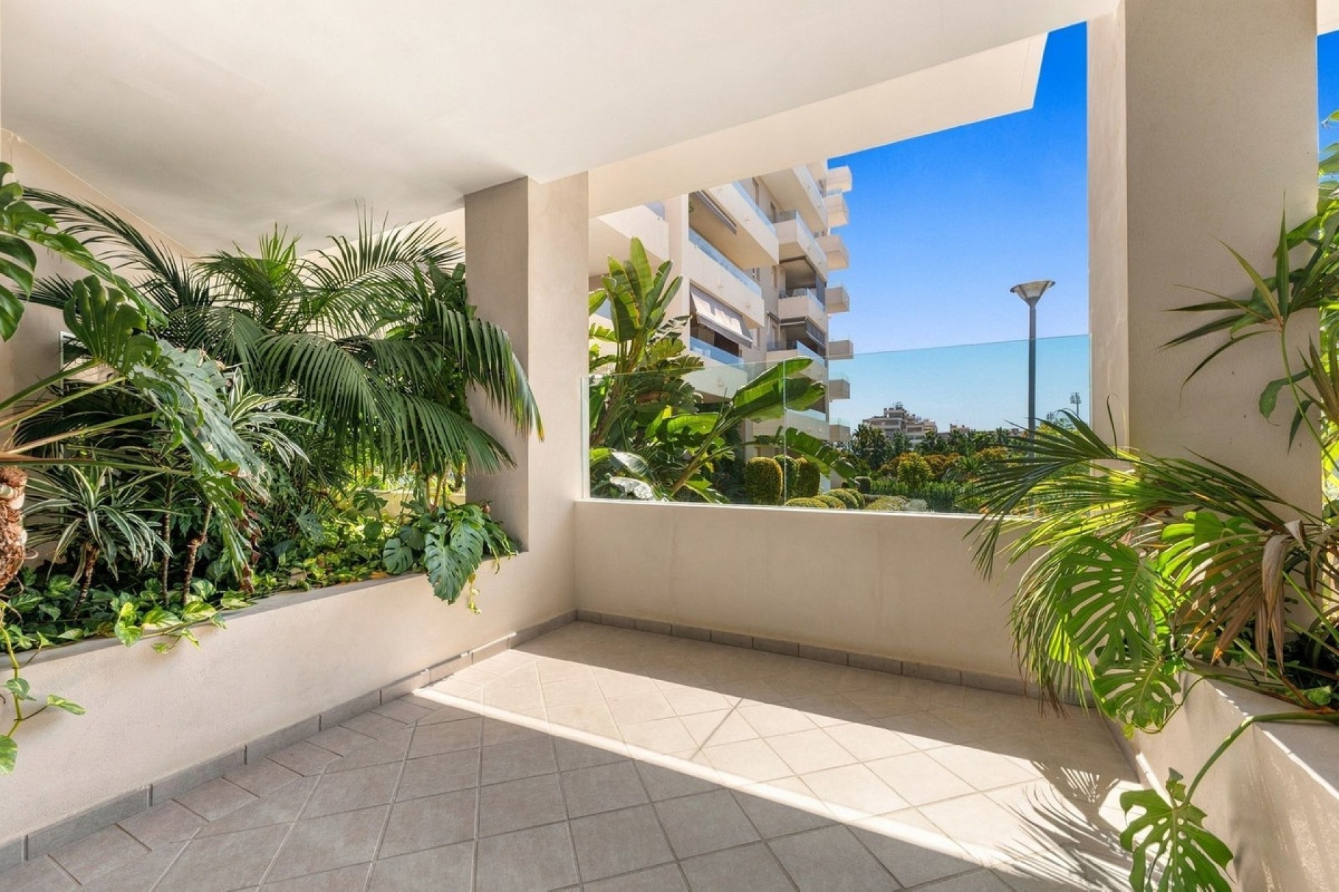 Resale - apartment - Marbella - Nueva Andalucía