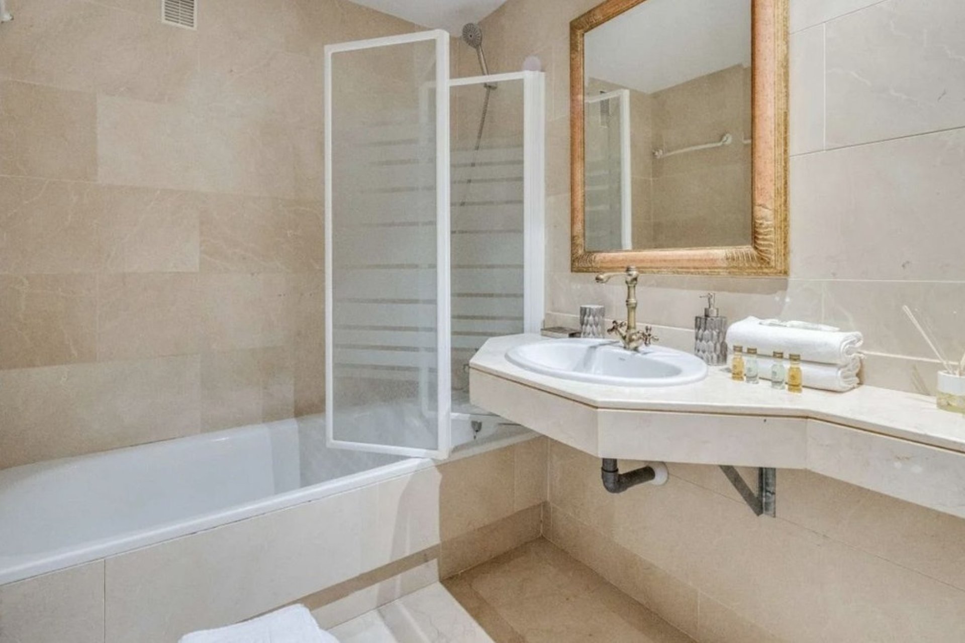 Resale - apartment - Marbella - Puerto Banús