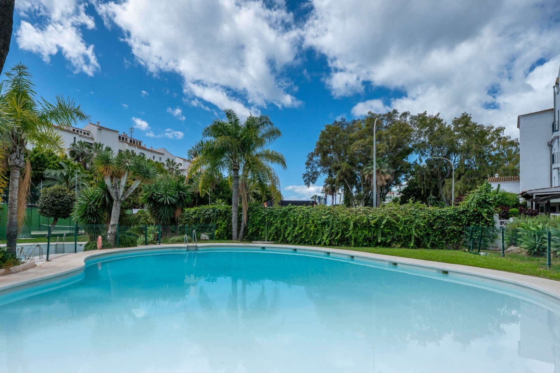 Resale - apartment - Marbella - Puerto Banús