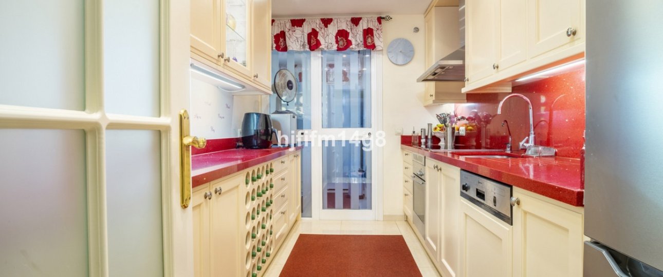 Resale - apartment - Marbella - Puerto Banús