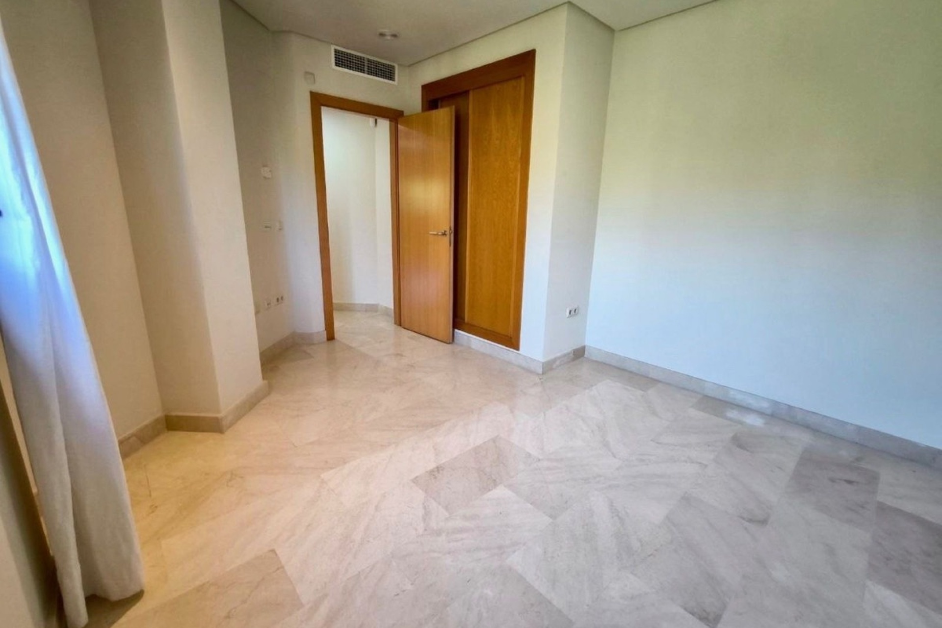 Resale - apartment - Marbella - Puerto Banús