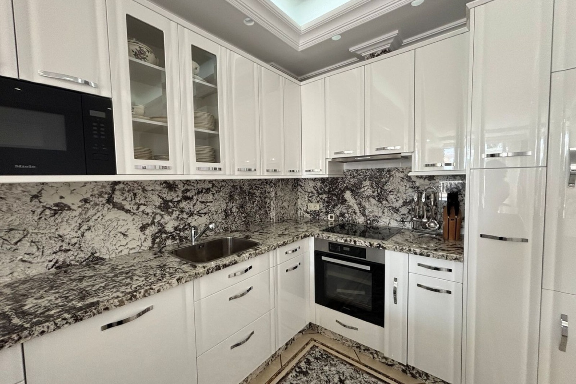 Resale - apartment - Marbella - Puerto Banús