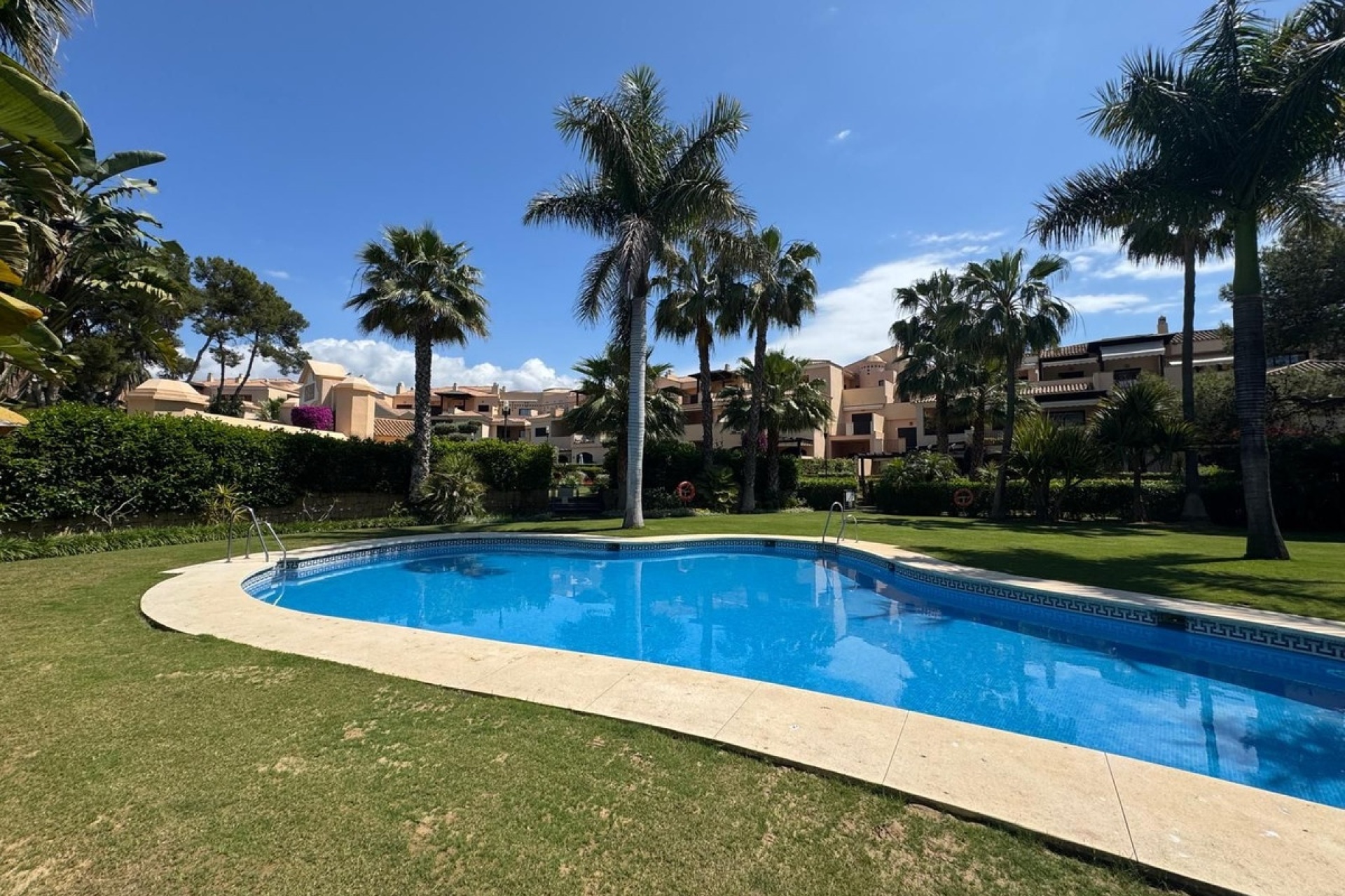 Resale - apartment - Marbella - Puerto Banús