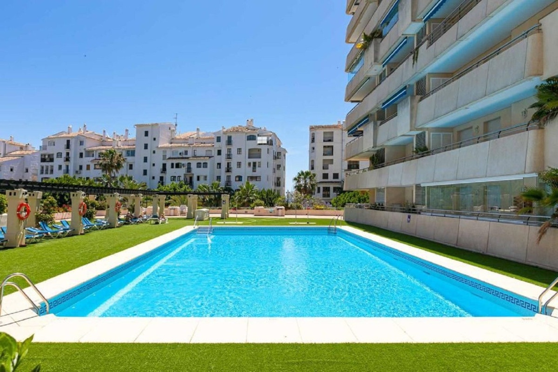 Resale - apartment - Marbella - Puerto Banús
