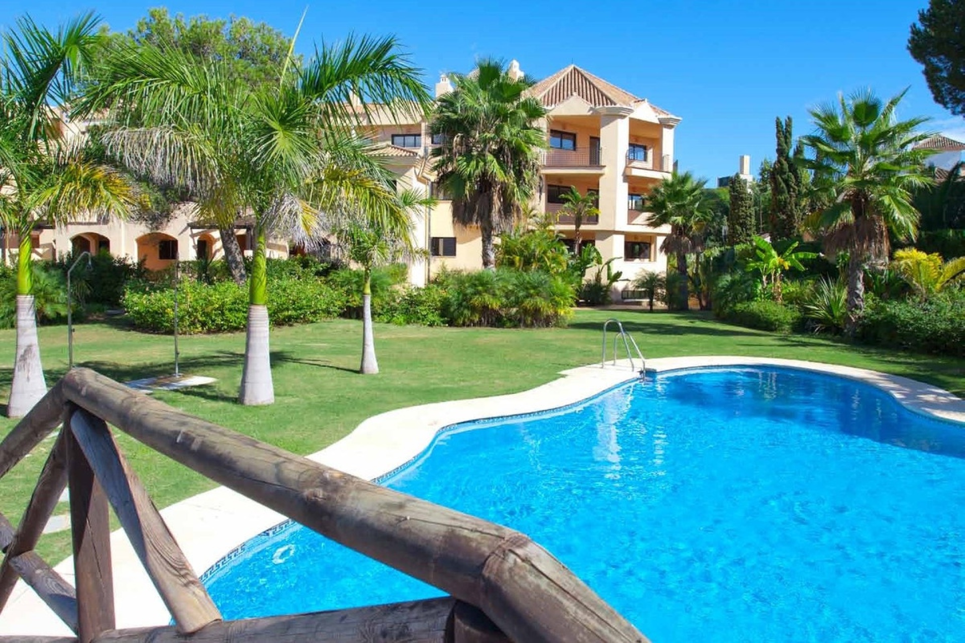 Resale - apartment - Marbella - Puerto Banús