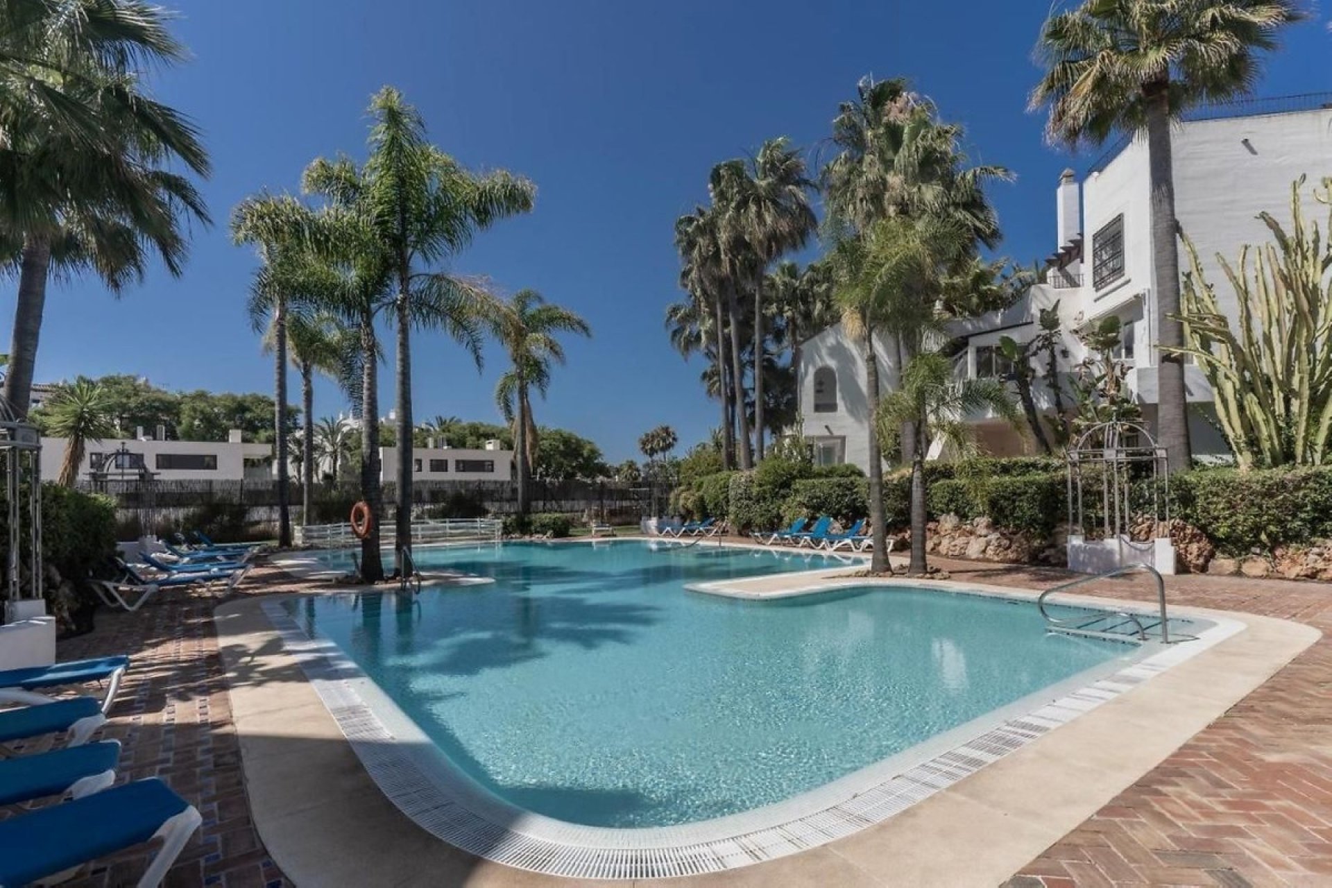 Resale - apartment - Marbella - Puerto Banús