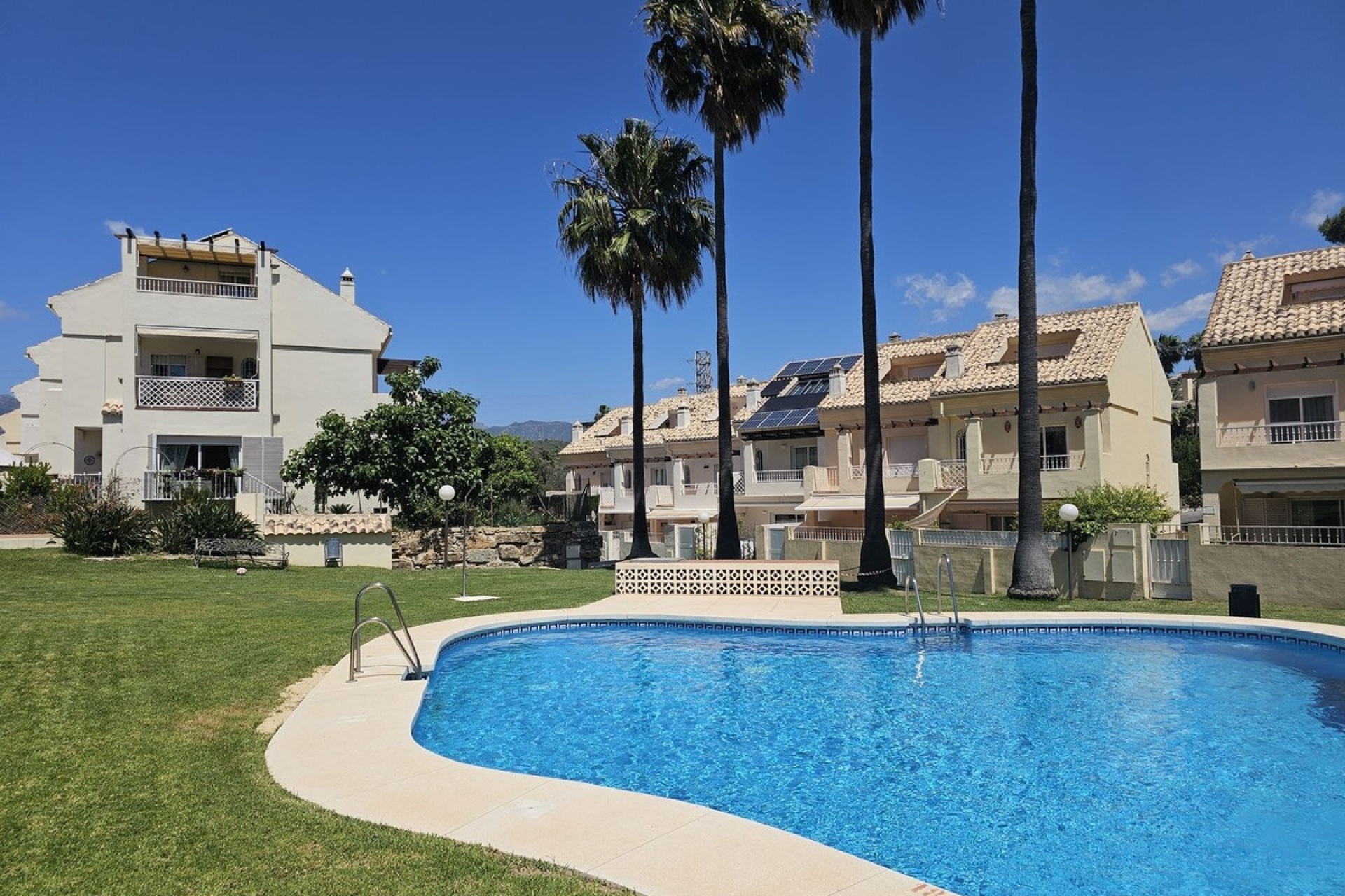 Resale - Town house - Marbella - El Rosario
