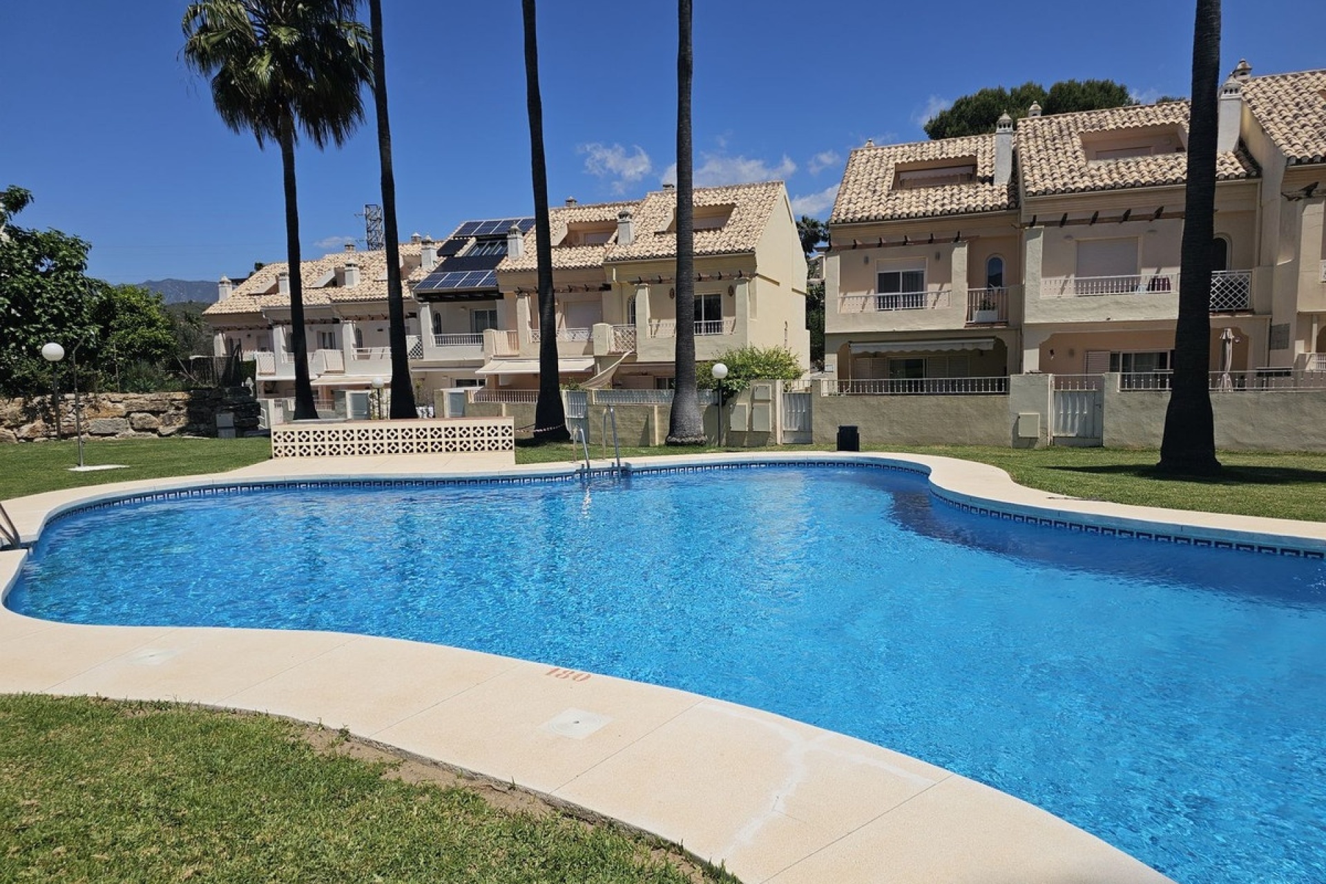Resale - Town house - Marbella - El Rosario