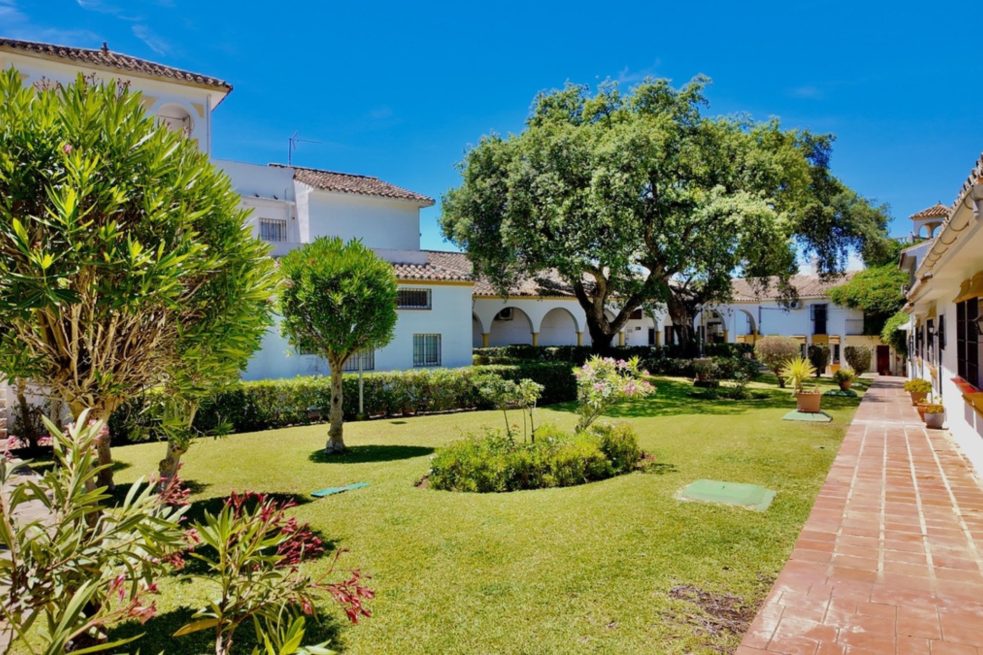 Resale - Town house - Marbella - Elviria