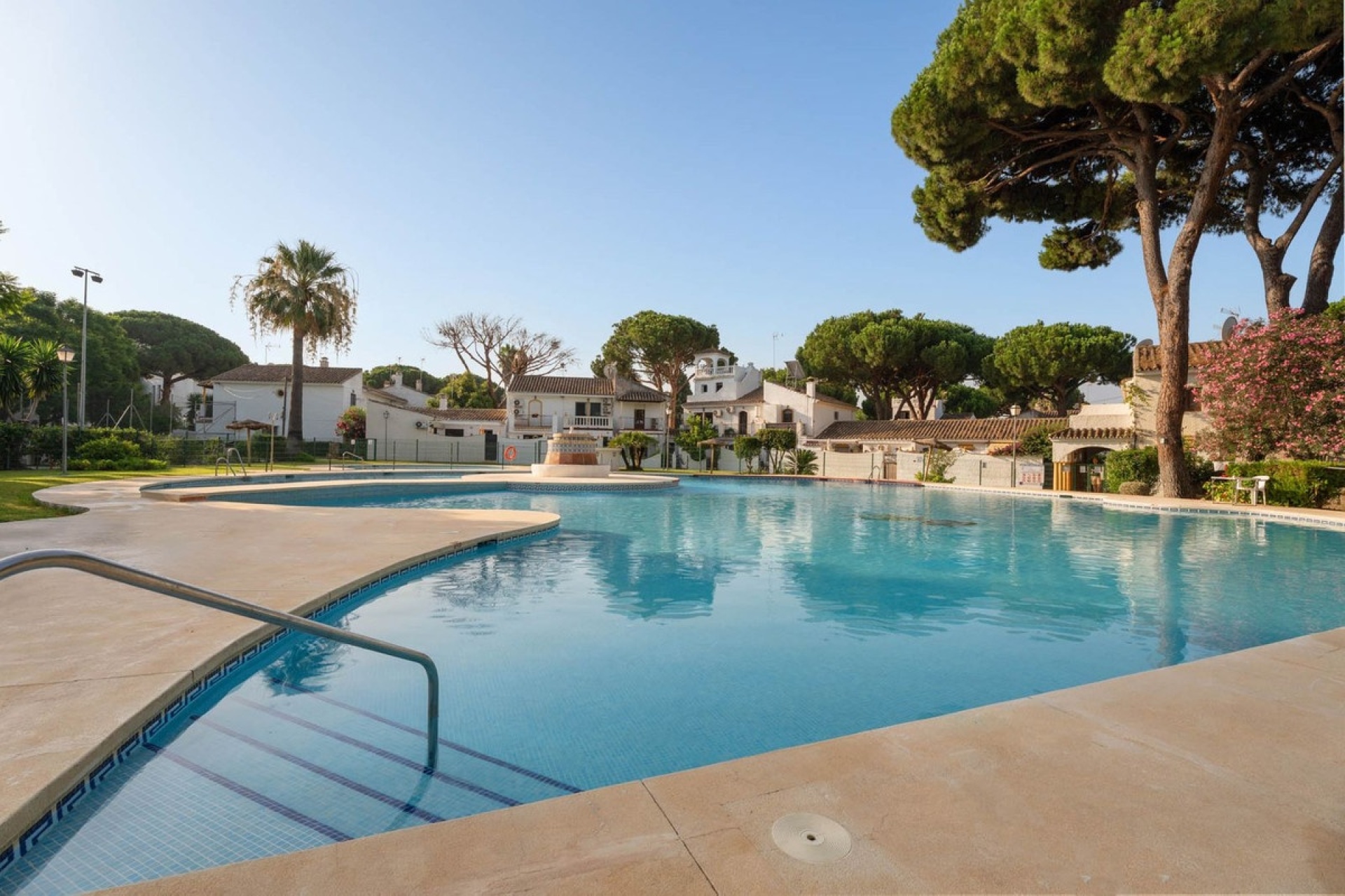 Resale - Town house - Marbella - Elviria